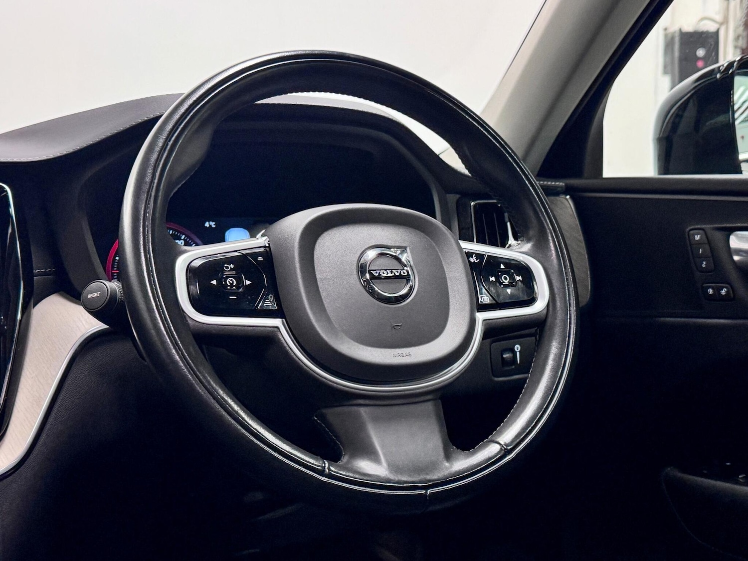 Used Volvo XC60 2020 for sale - 77511025: Photo 29