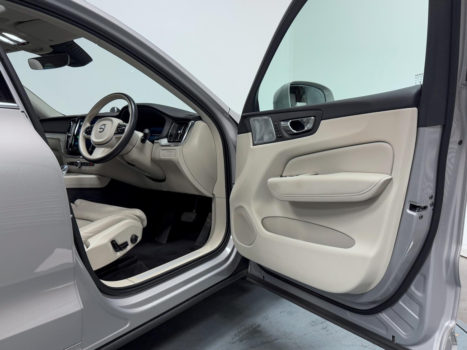 Used Volvo XC60 2023 for sale - 75905625: Photo 16