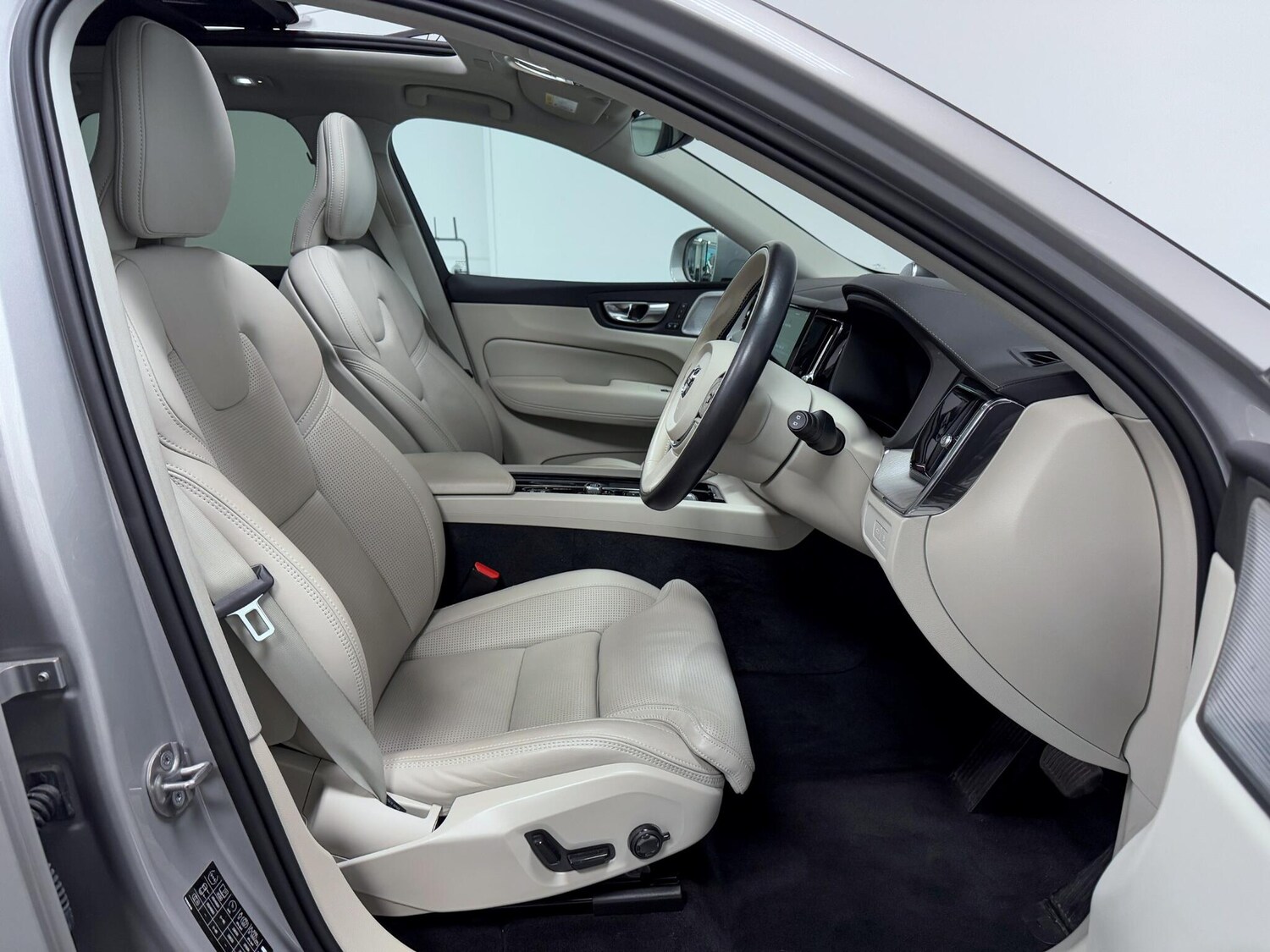 Used Volvo XC60 2023 for sale - 75905625: Photo 24