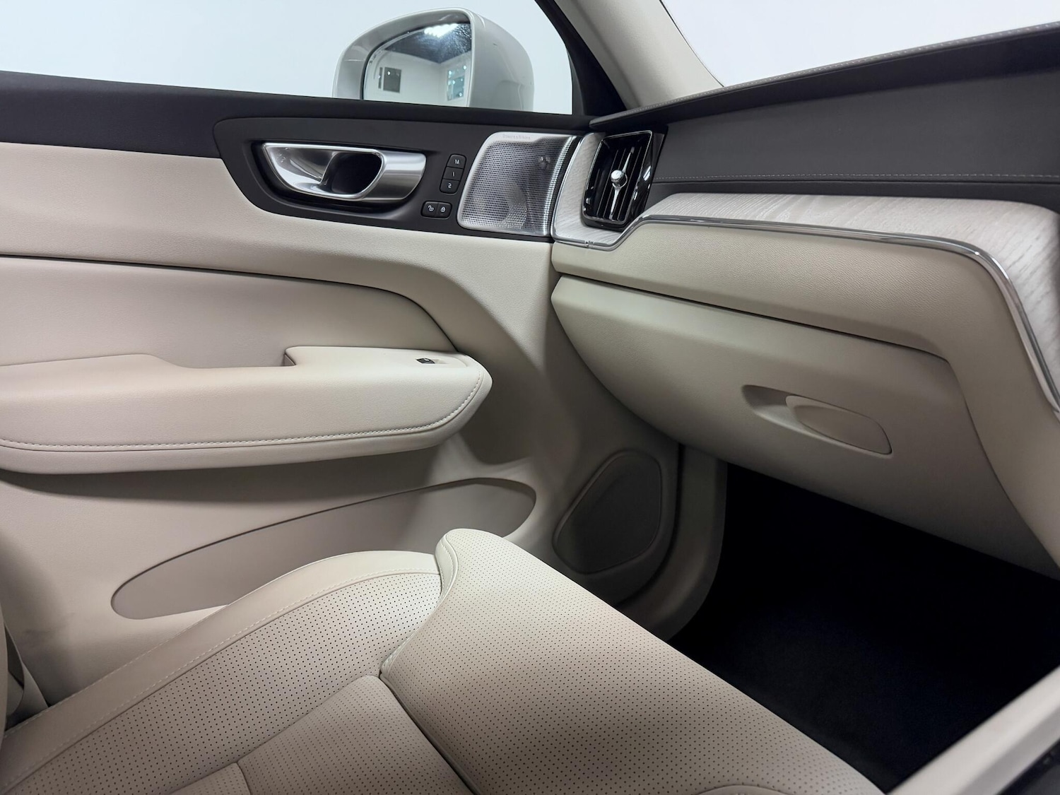 Used Volvo XC60 2023 for sale - 75905625: Photo 32