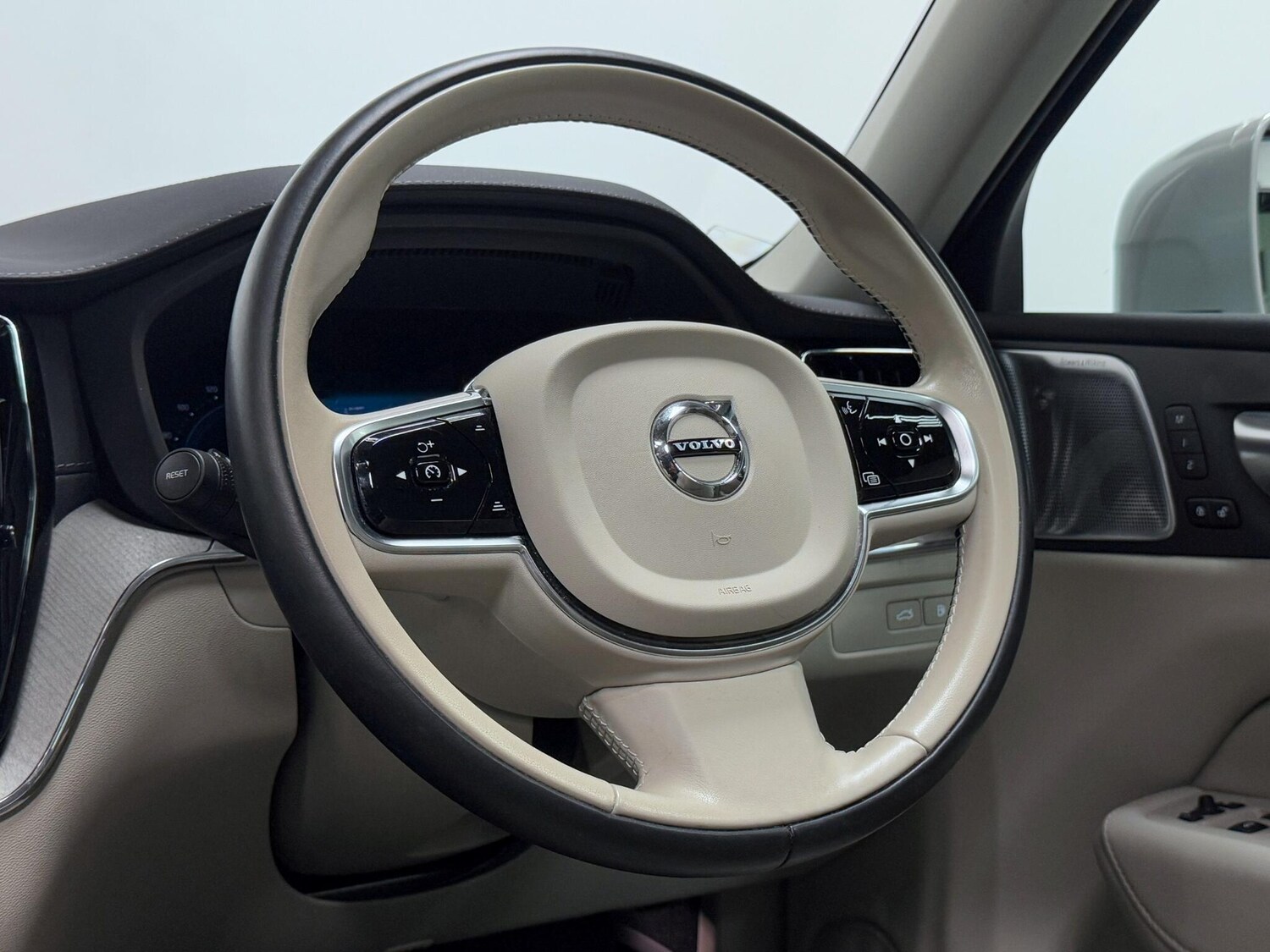 Used Volvo XC60 2023 for sale - 75905625: Photo 39