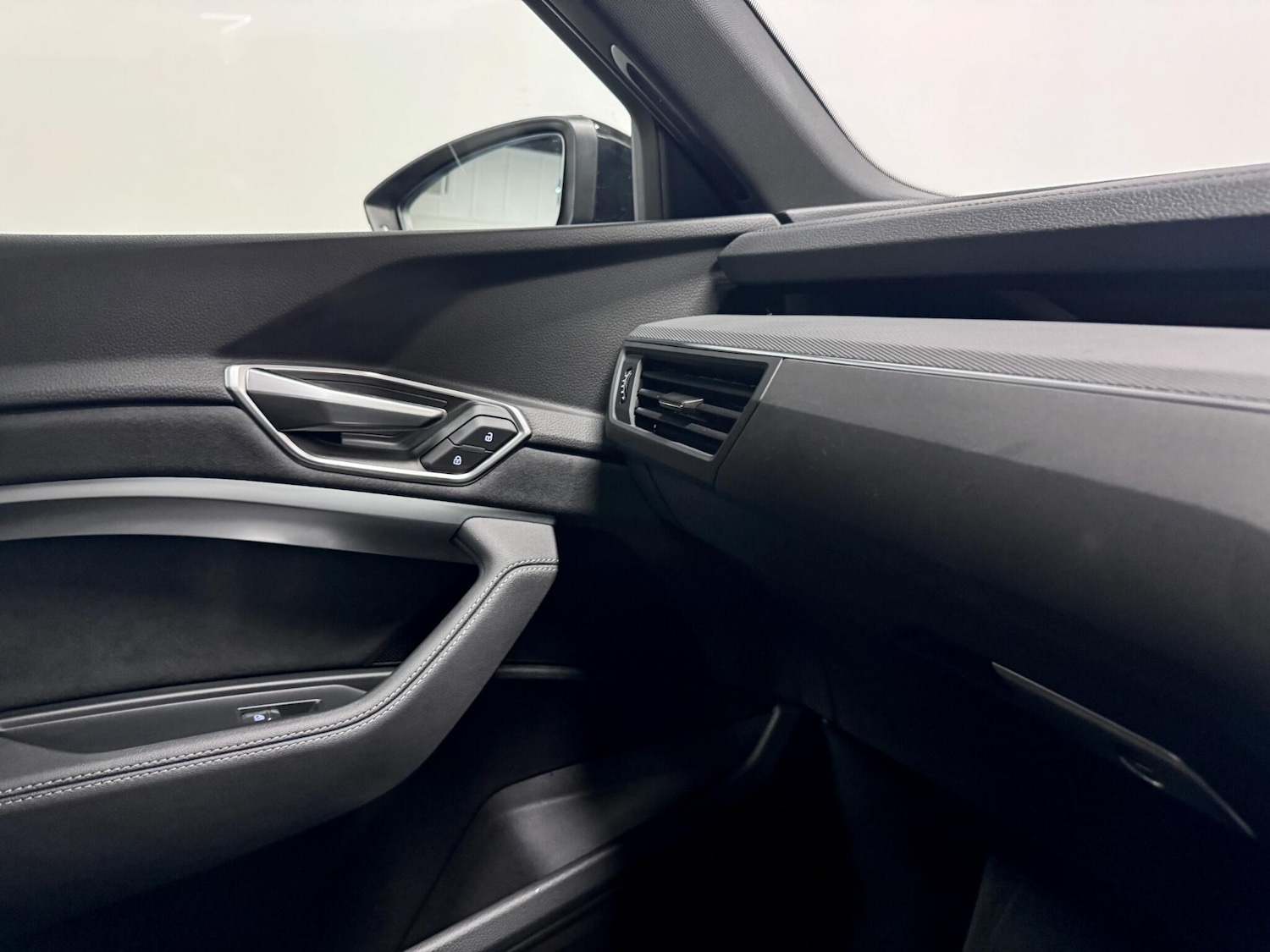 Used Audi Q8 e-tron 2023 for sale - 77425578: Photo 30