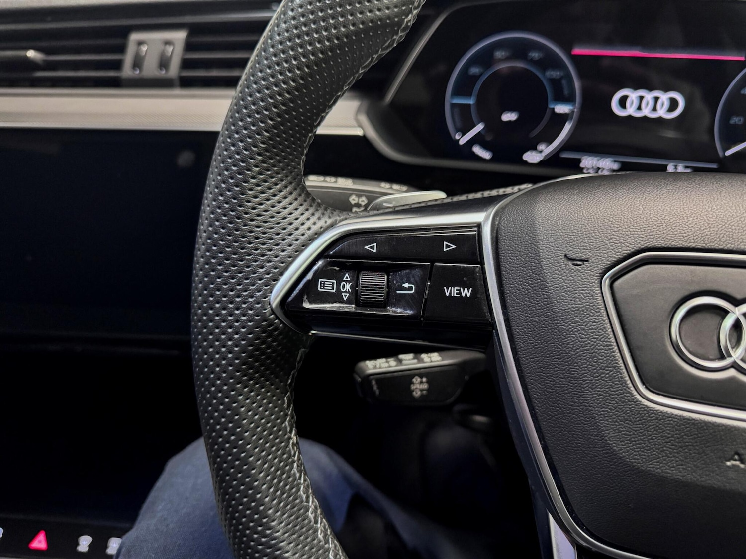 Used Audi Q8 e-tron 2023 for sale - 77425578: Photo 37