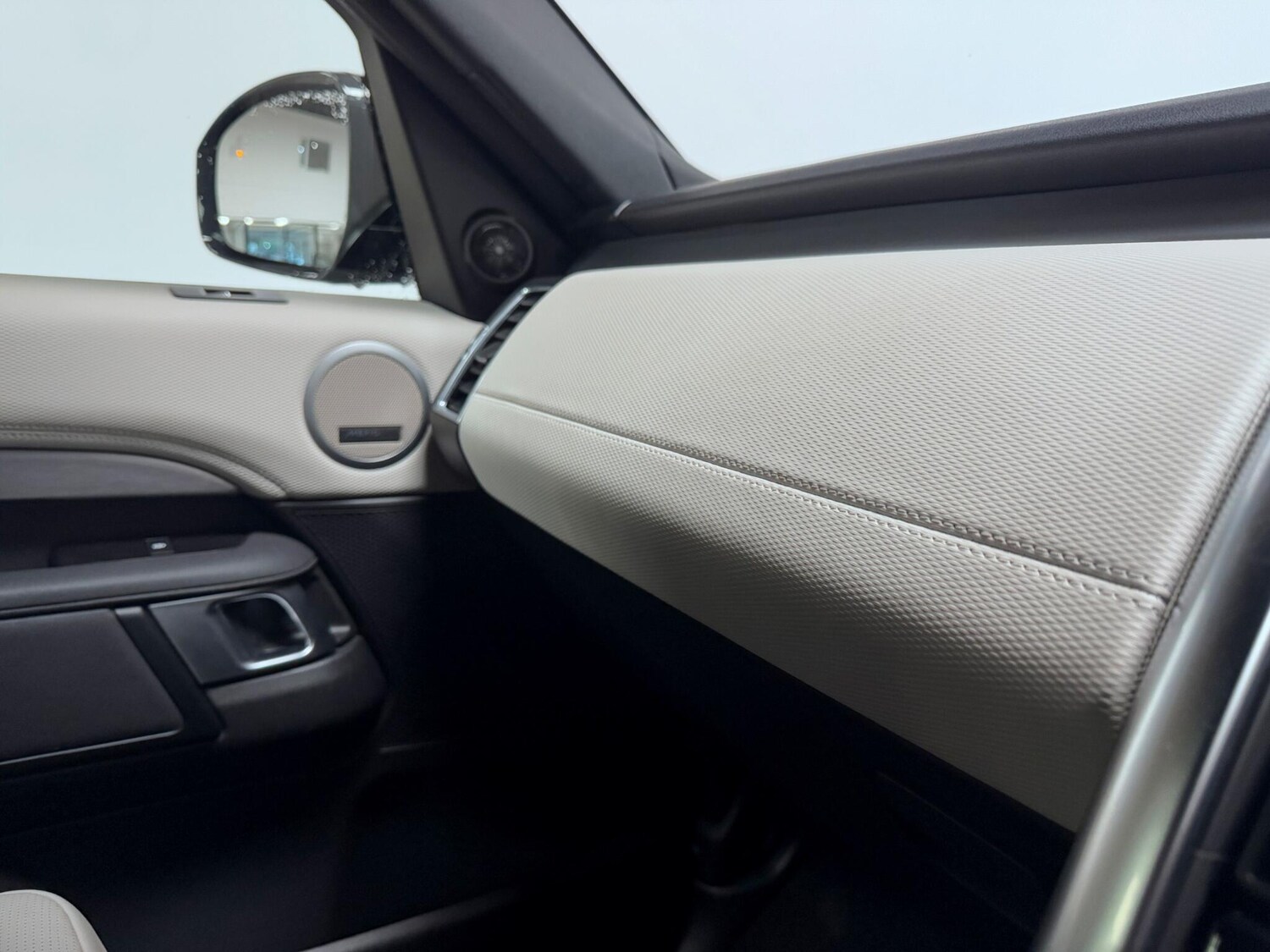 Used Land Rover Discovery 2022 for sale - 76389031: Photo 31