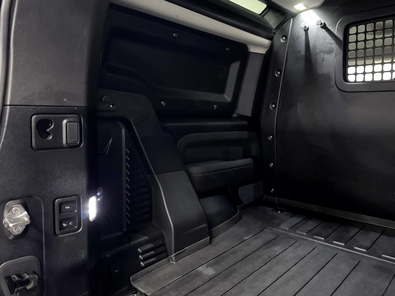 Used Land Rover Defender 90 2021 for sale - 76689565: Photo 12