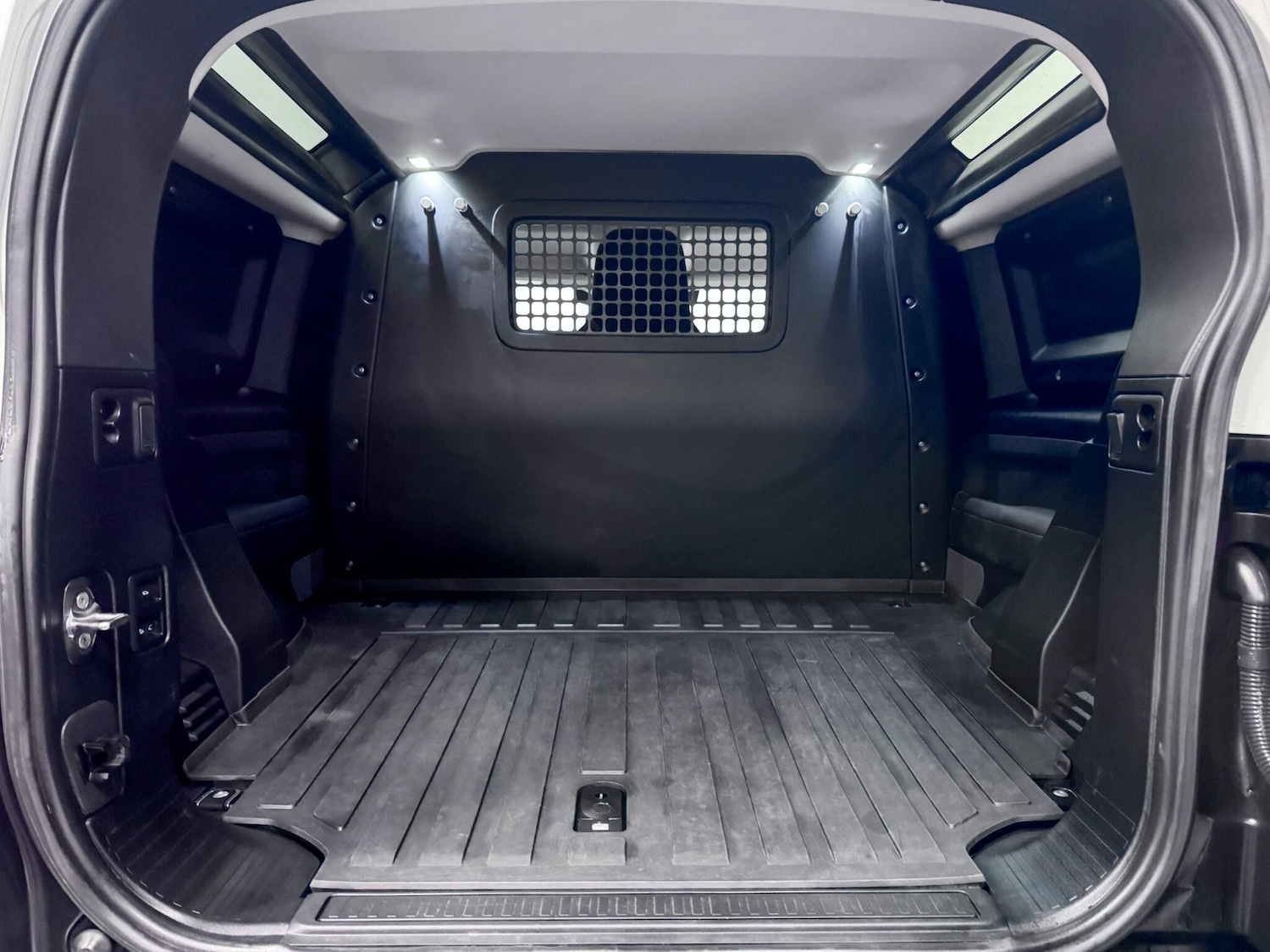 Used Land Rover Defender 90 2021 for sale - 76689565: Photo 14