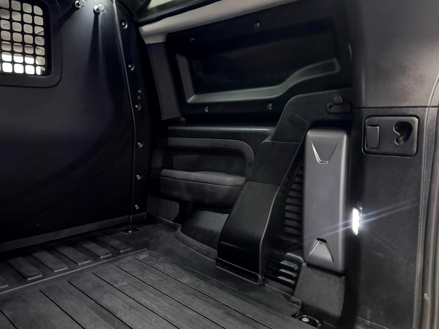 Used Land Rover Defender 90 2021 for sale - 76689565: Photo 16