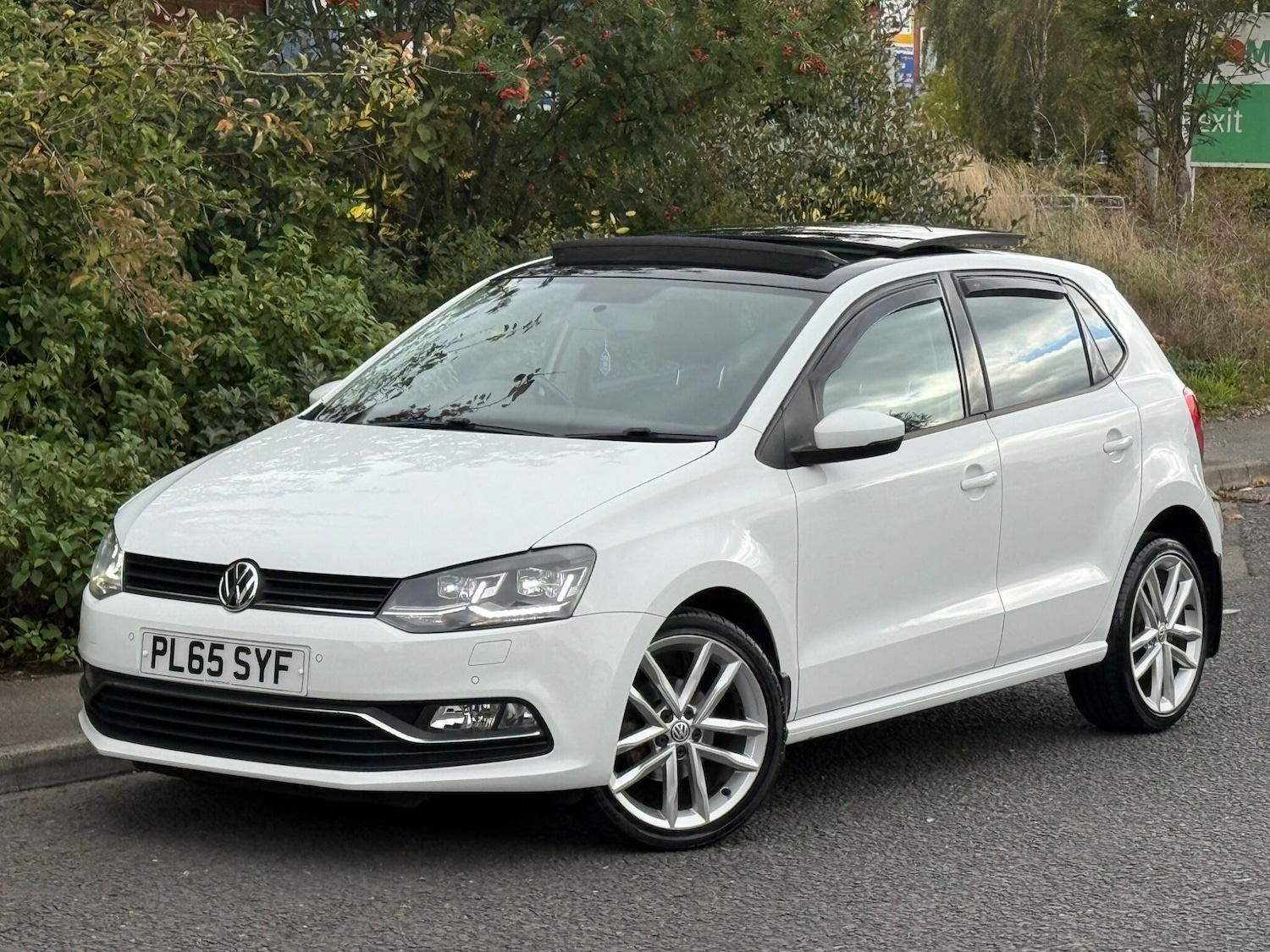 Used Volkswagen Polo 2015 for sale - 76408633: Photo 1