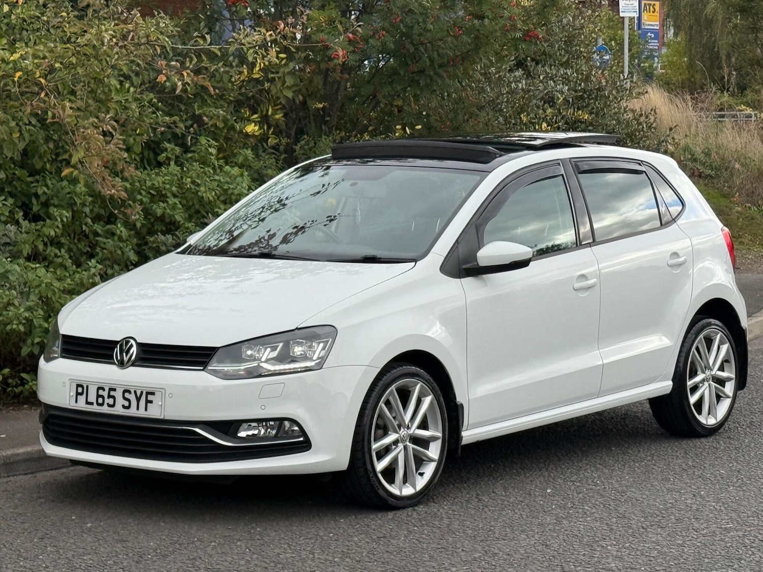 Used Volkswagen Polo 2015 for sale - 76408633: Photo 2