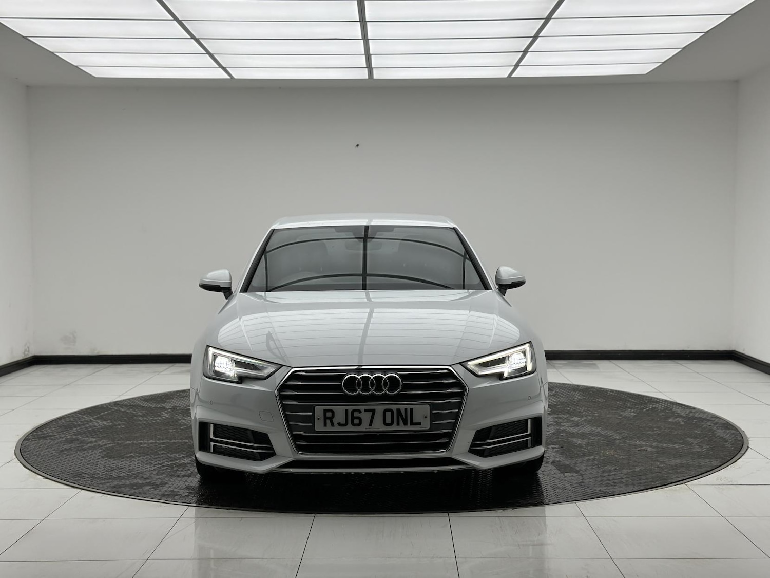 Used Audi A4 2017 for sale - 77248168: Photo 2