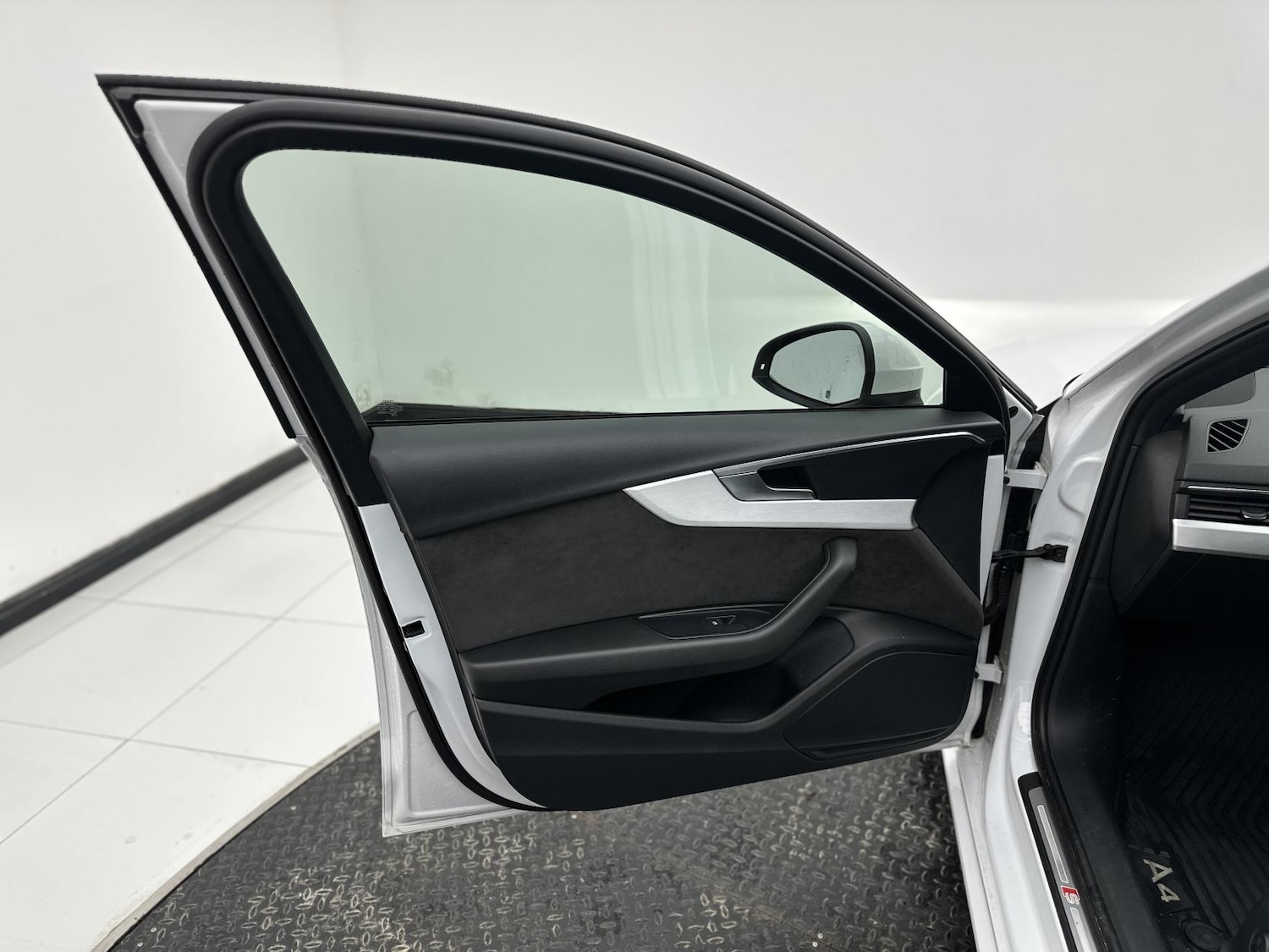 Used Audi A4 2017 for sale - 77248168: Photo 33