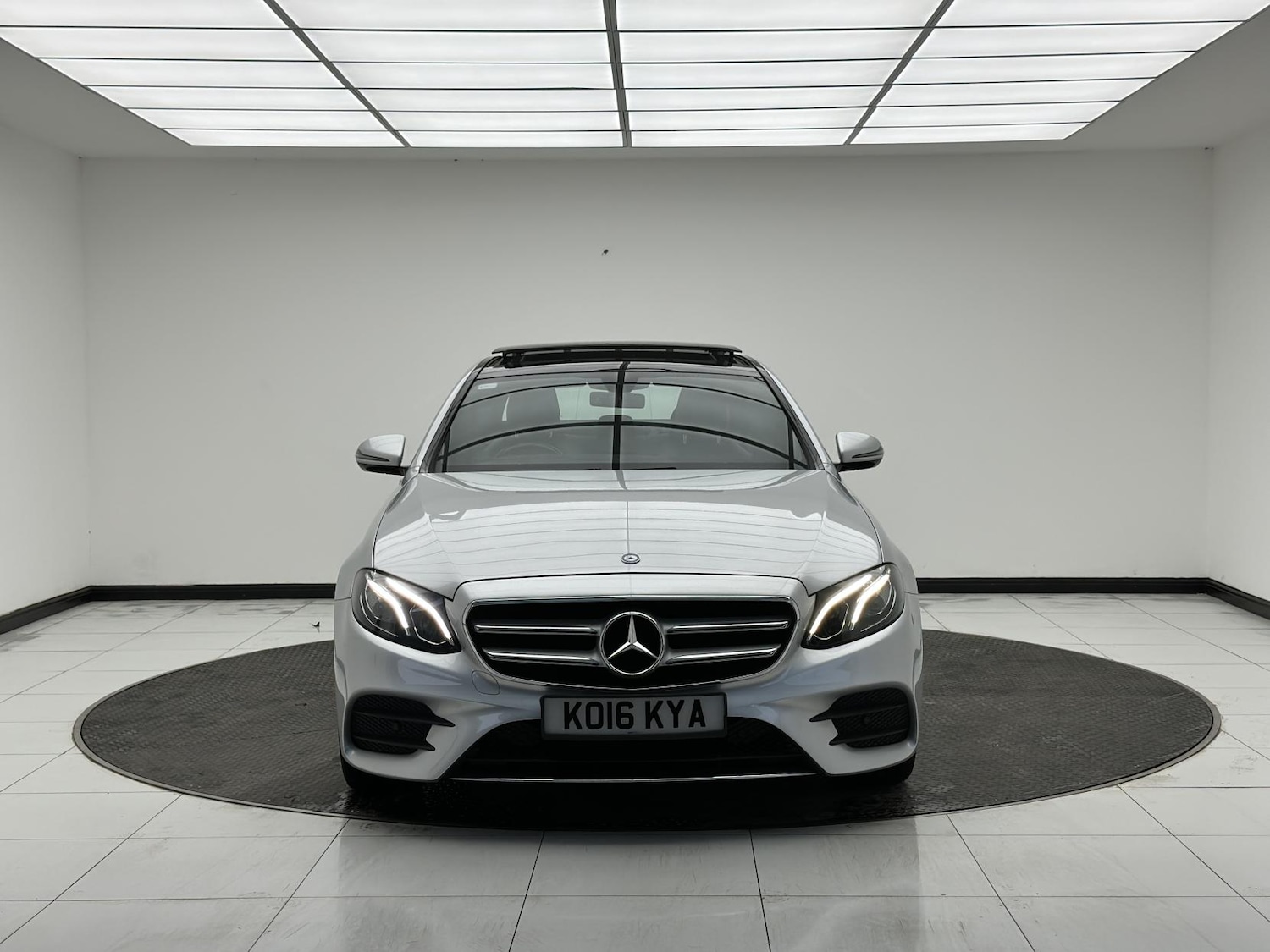 Used Mercedes-Benz E Class 2016 for sale - 76785539: Photo 2