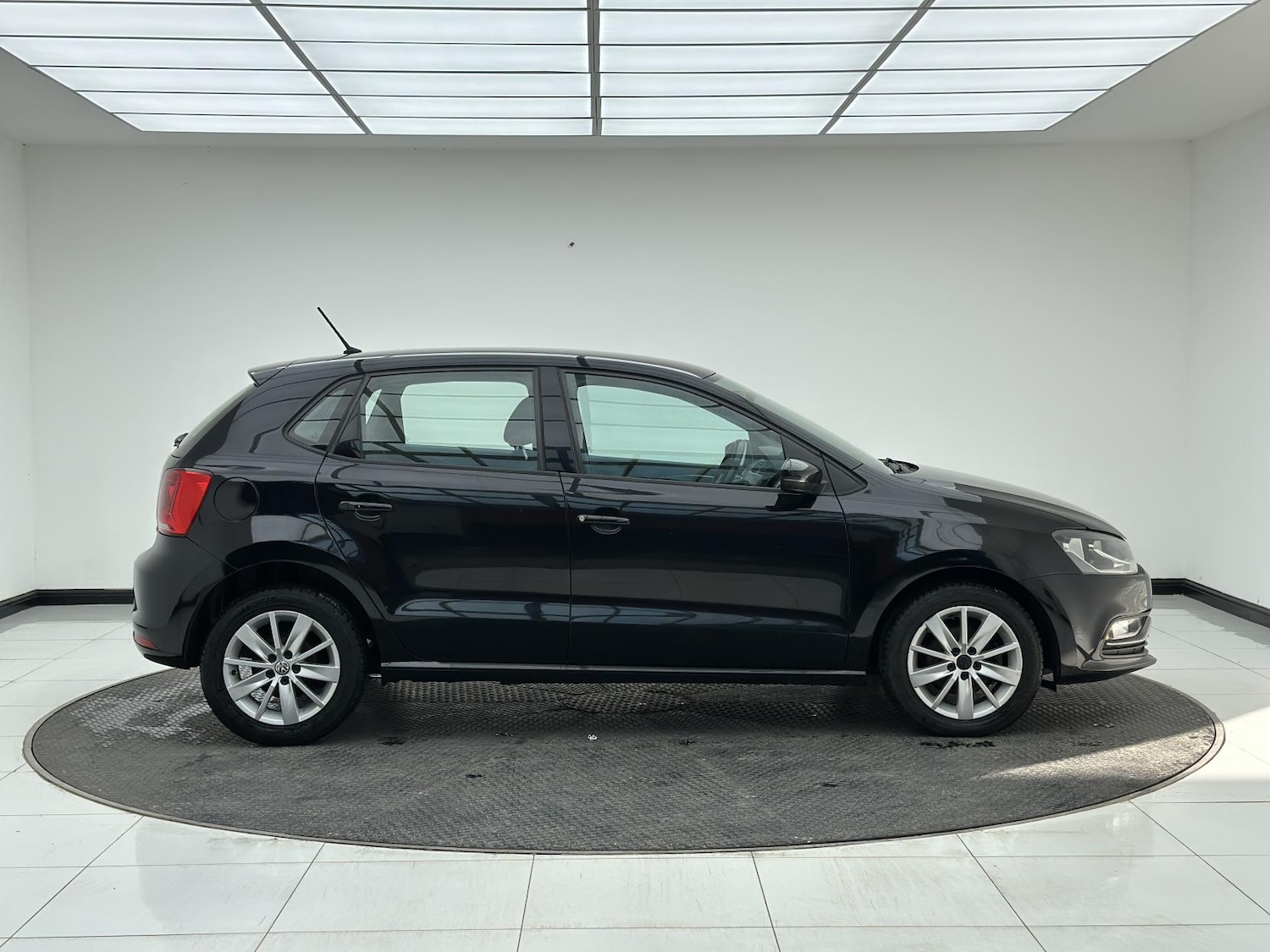 Used Volkswagen Polo 2015 for sale - 76616118: Photo 2