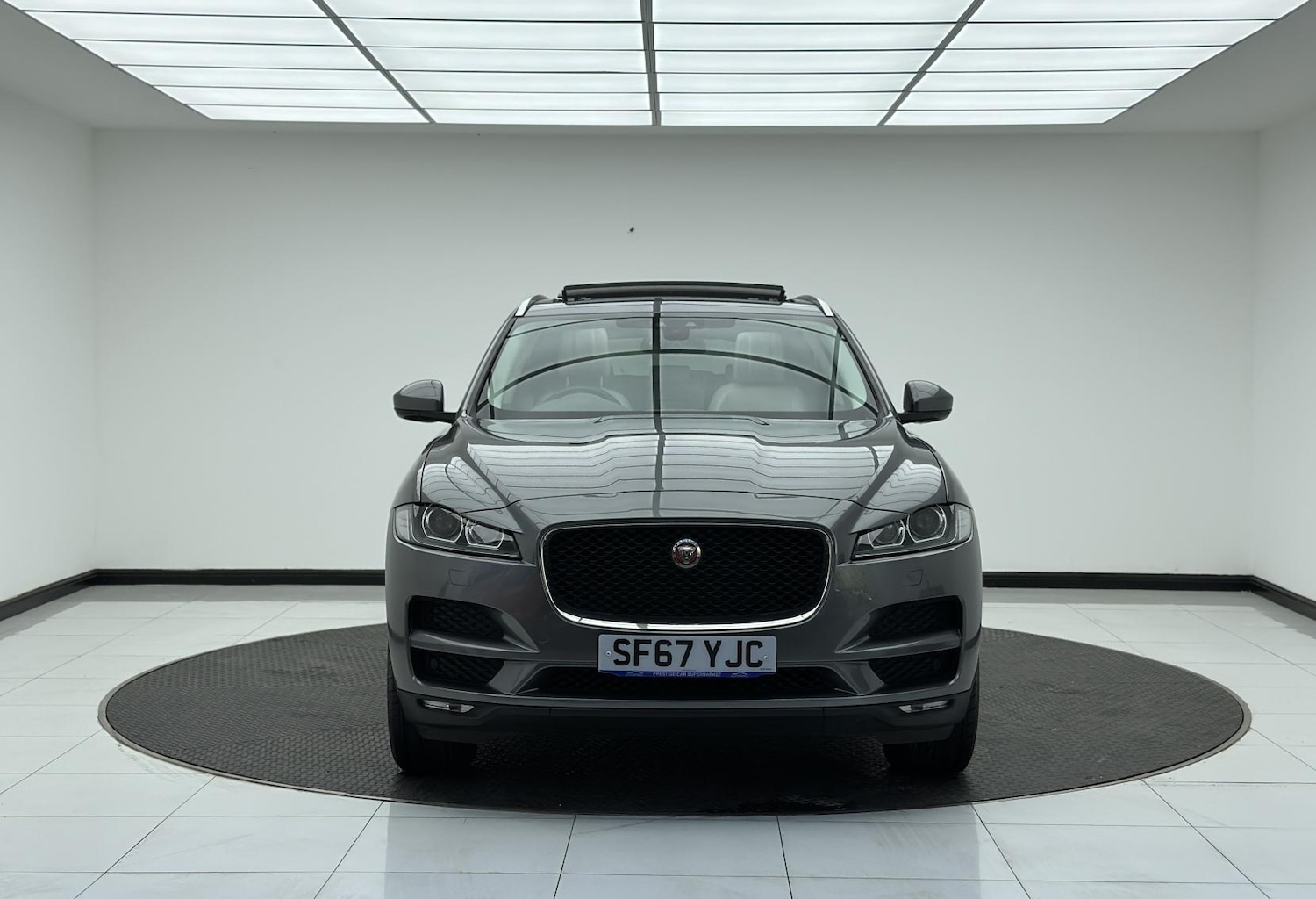 Used Jaguar F-Pace 2017 for sale - 76067754: Photo 2