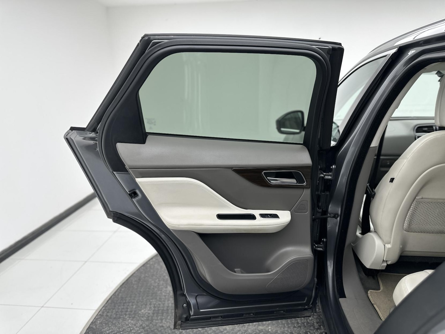 Used Jaguar F-Pace 2017 for sale - 76067754: Photo 29