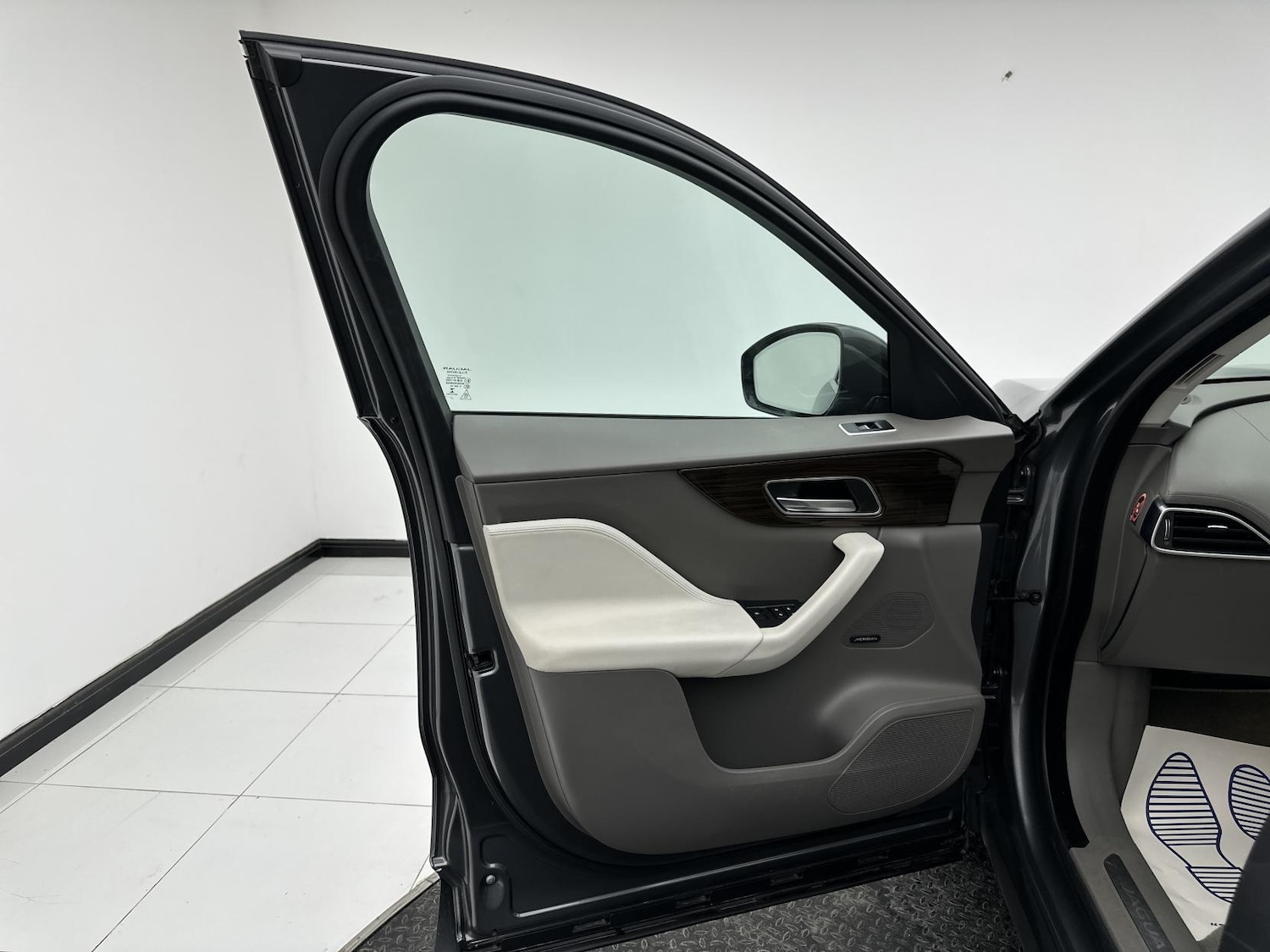 Used Jaguar F-Pace 2017 for sale - 76067754: Photo 33