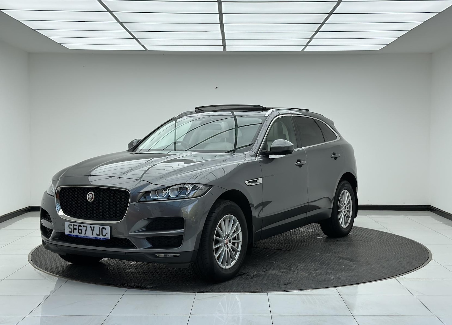 Used Jaguar F-Pace 2017 for sale - 76067754: Photo 4