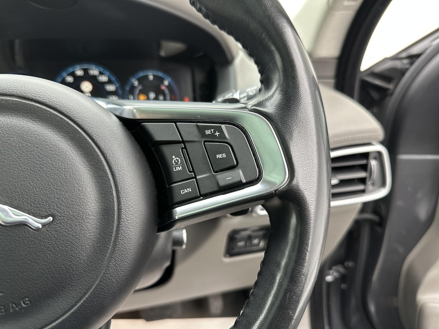 Used Jaguar F-Pace 2017 for sale - 76067754: Photo 41