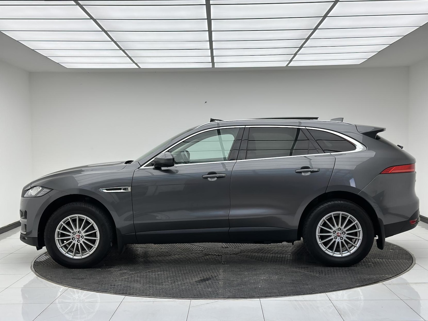Used Jaguar F-Pace 2017 for sale - 76067754: Photo 6
