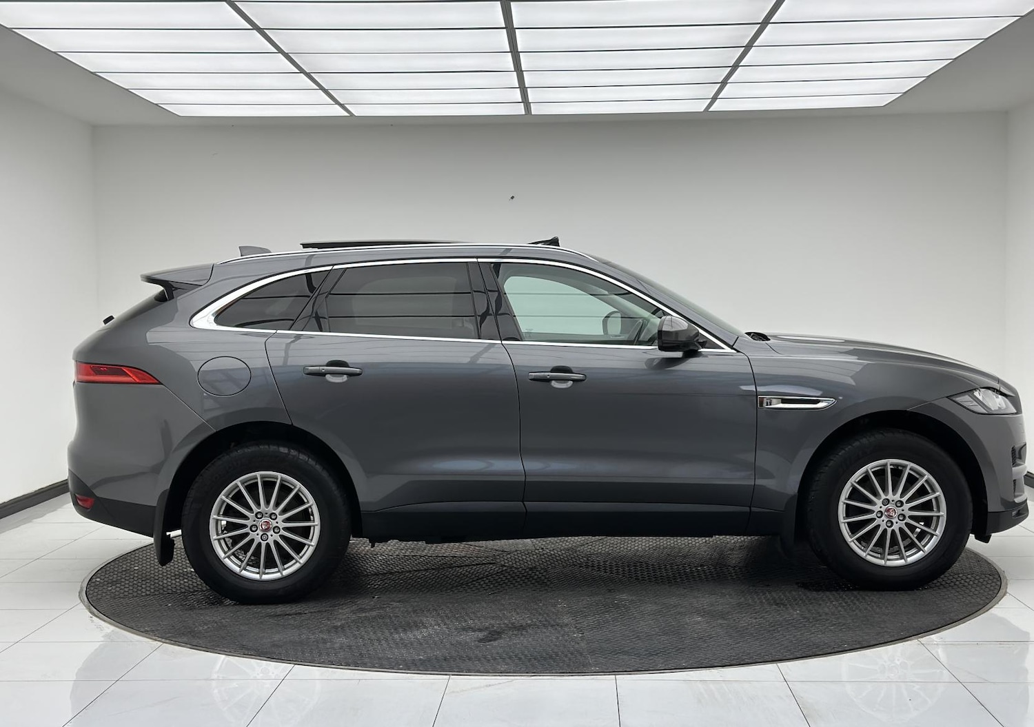 Used Jaguar F-Pace 2017 for sale - 76067754: Photo 8