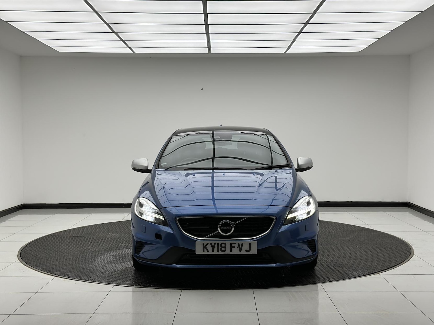 Used Volvo V40 2018 for sale - 76304444: Photo 2