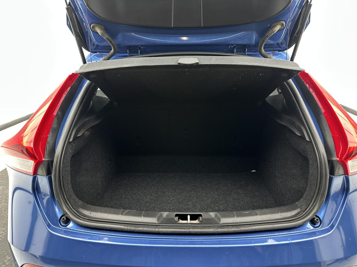 Used Volvo V40 2018 for sale - 76304444: Photo 30