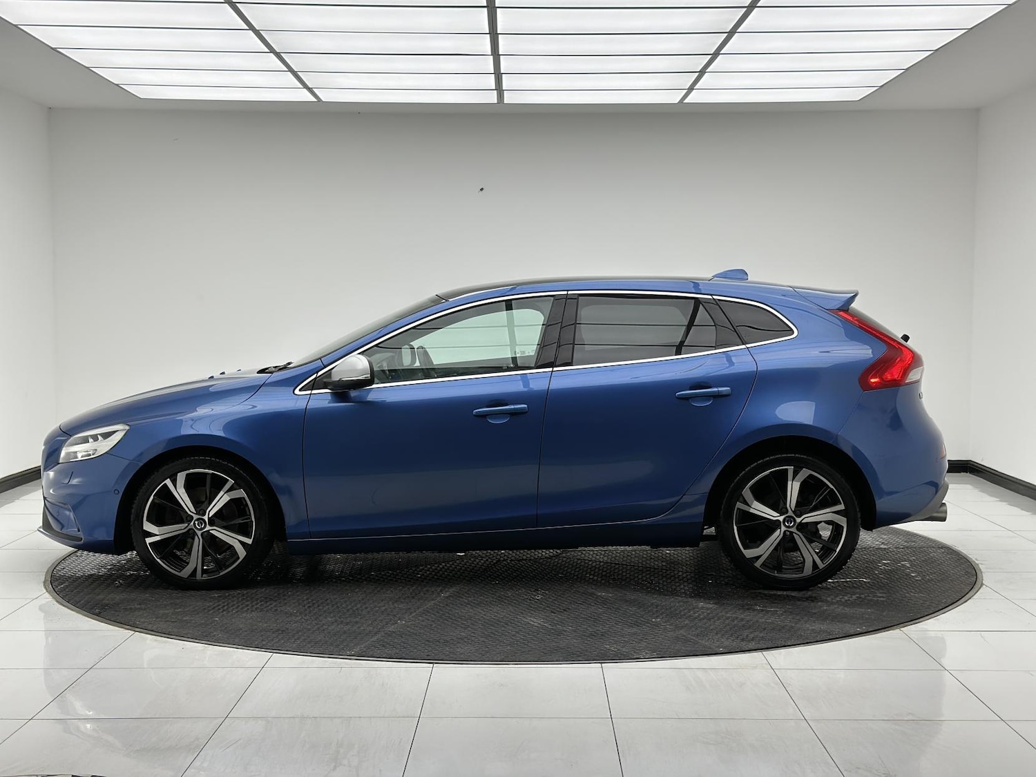 Used Volvo V40 2018 for sale - 76304444: Photo 4