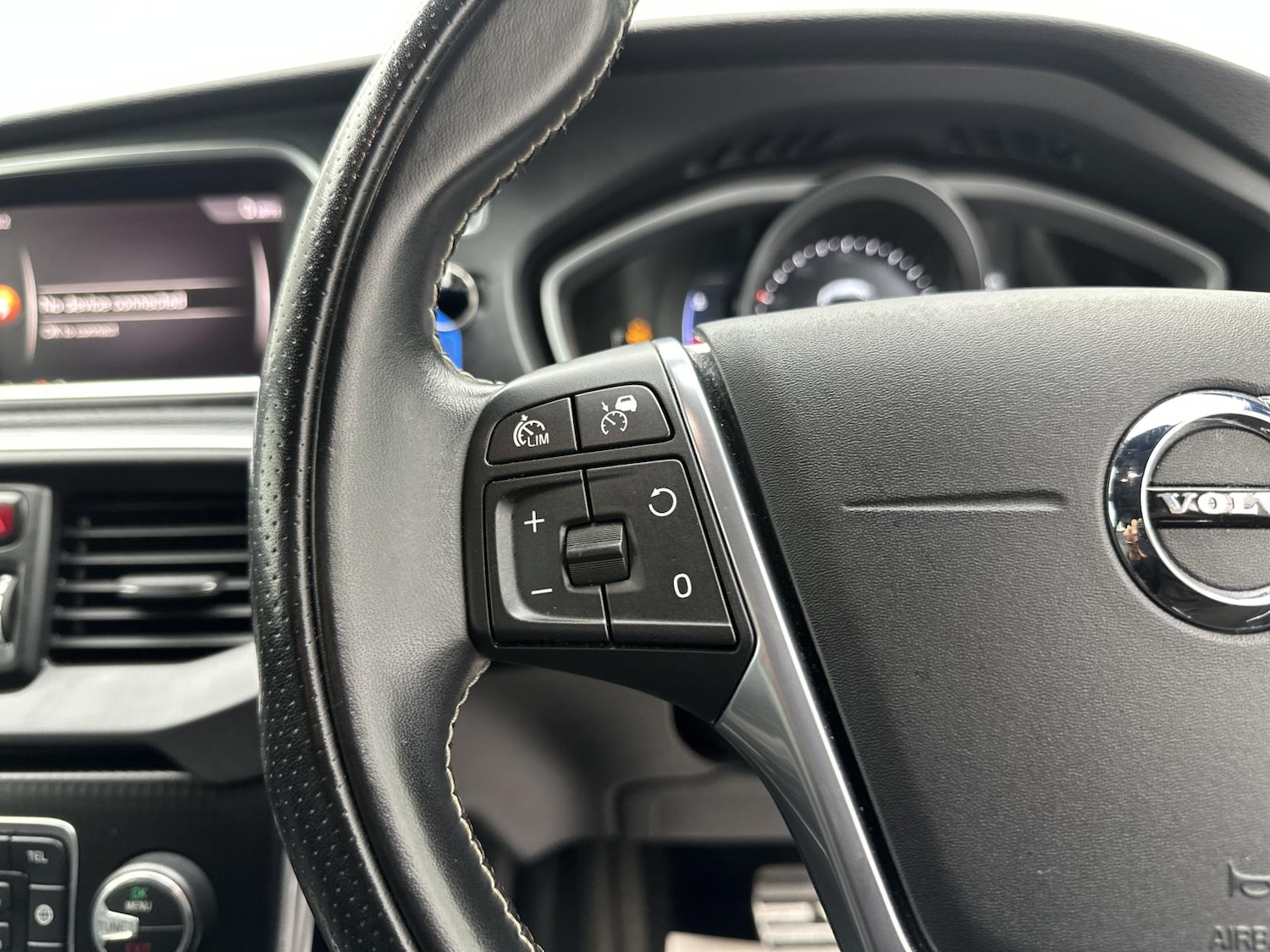 Used Volvo V40 2018 for sale - 76304444: Photo 41