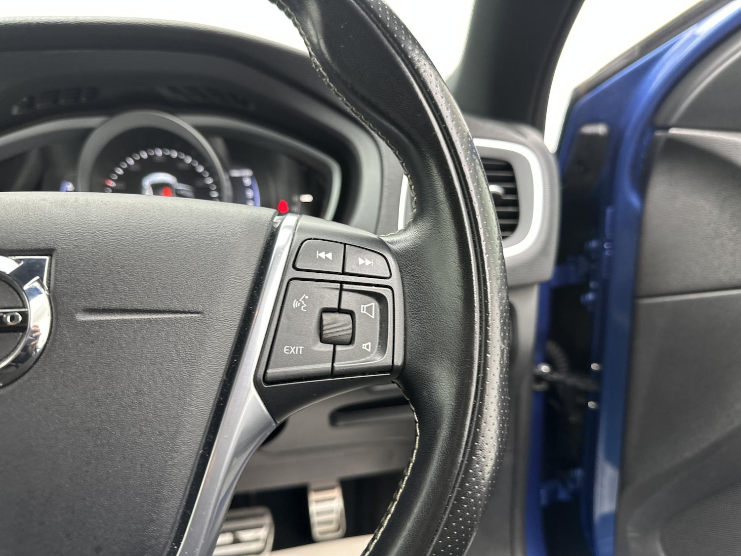 Used Volvo V40 2018 for sale - 76304444: Photo 42