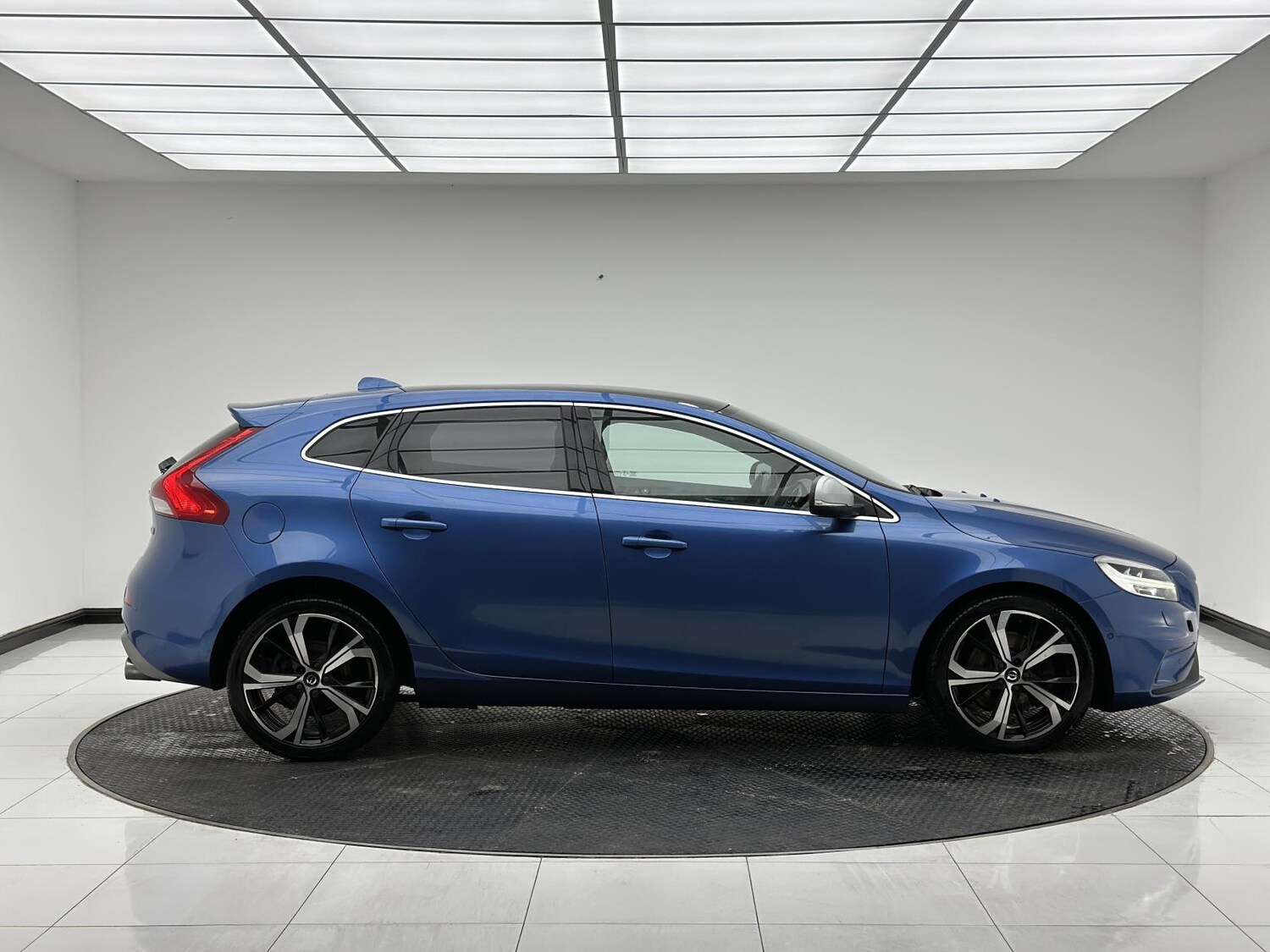 Used Volvo V40 2018 for sale - 76304444: Photo 9