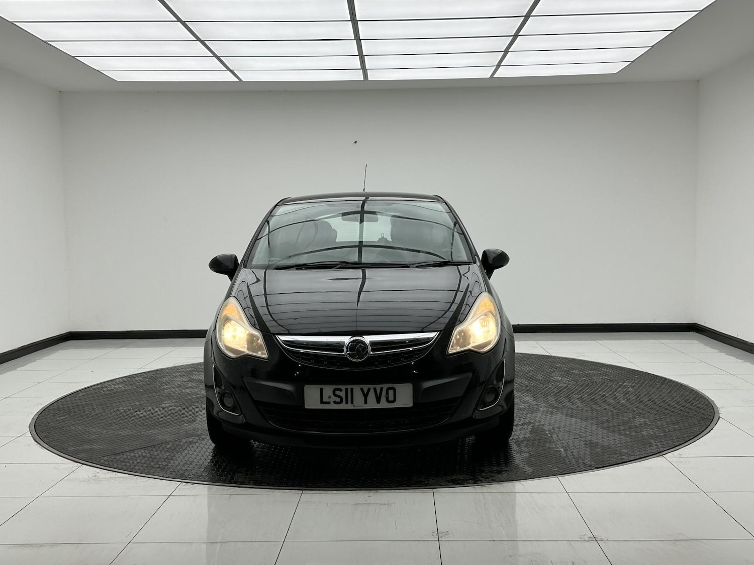 Used Vauxhall Corsa 2011 for sale - 76590085: Photo 2