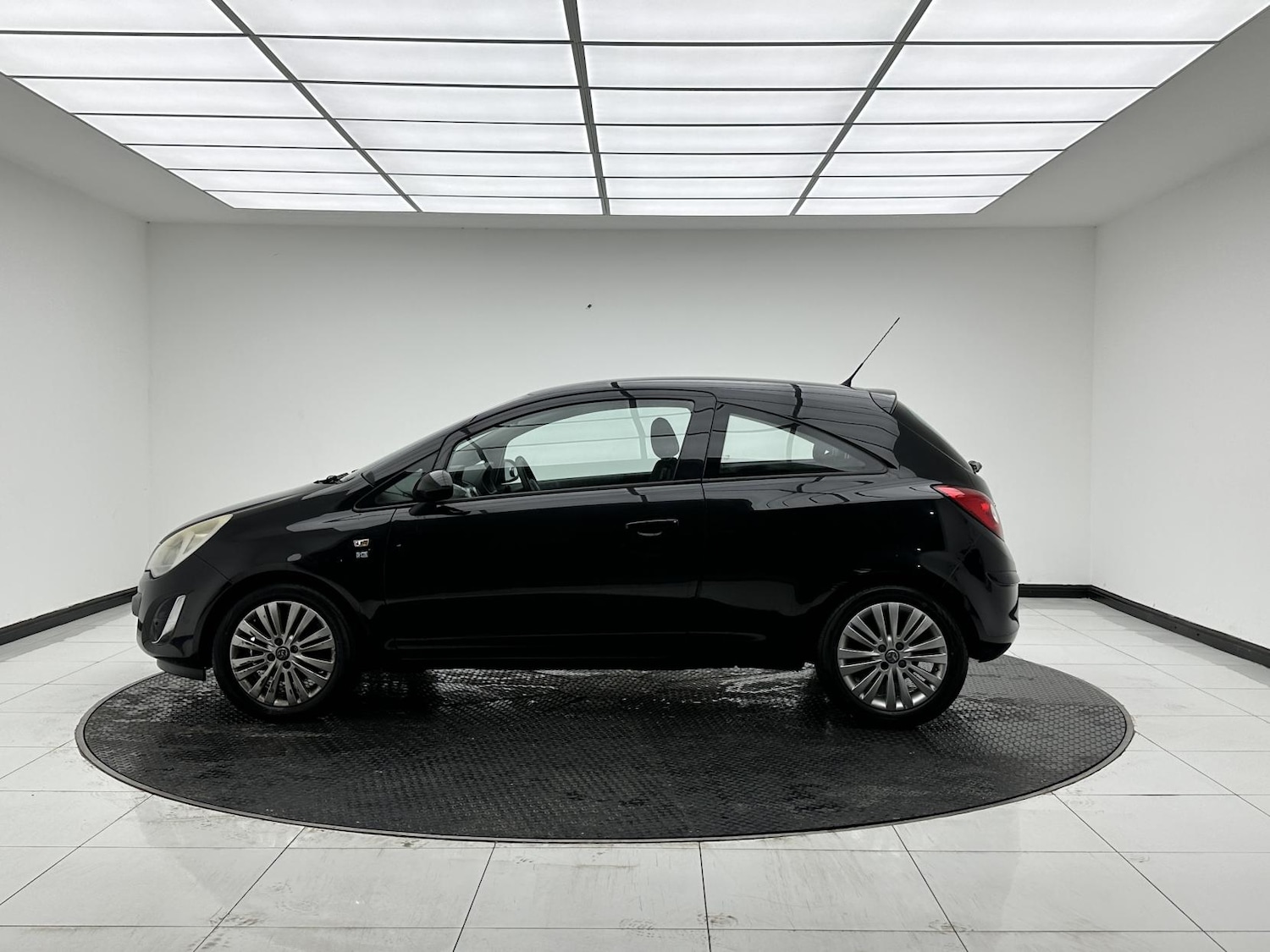 Used Vauxhall Corsa 2011 for sale - 76590085: Photo 4