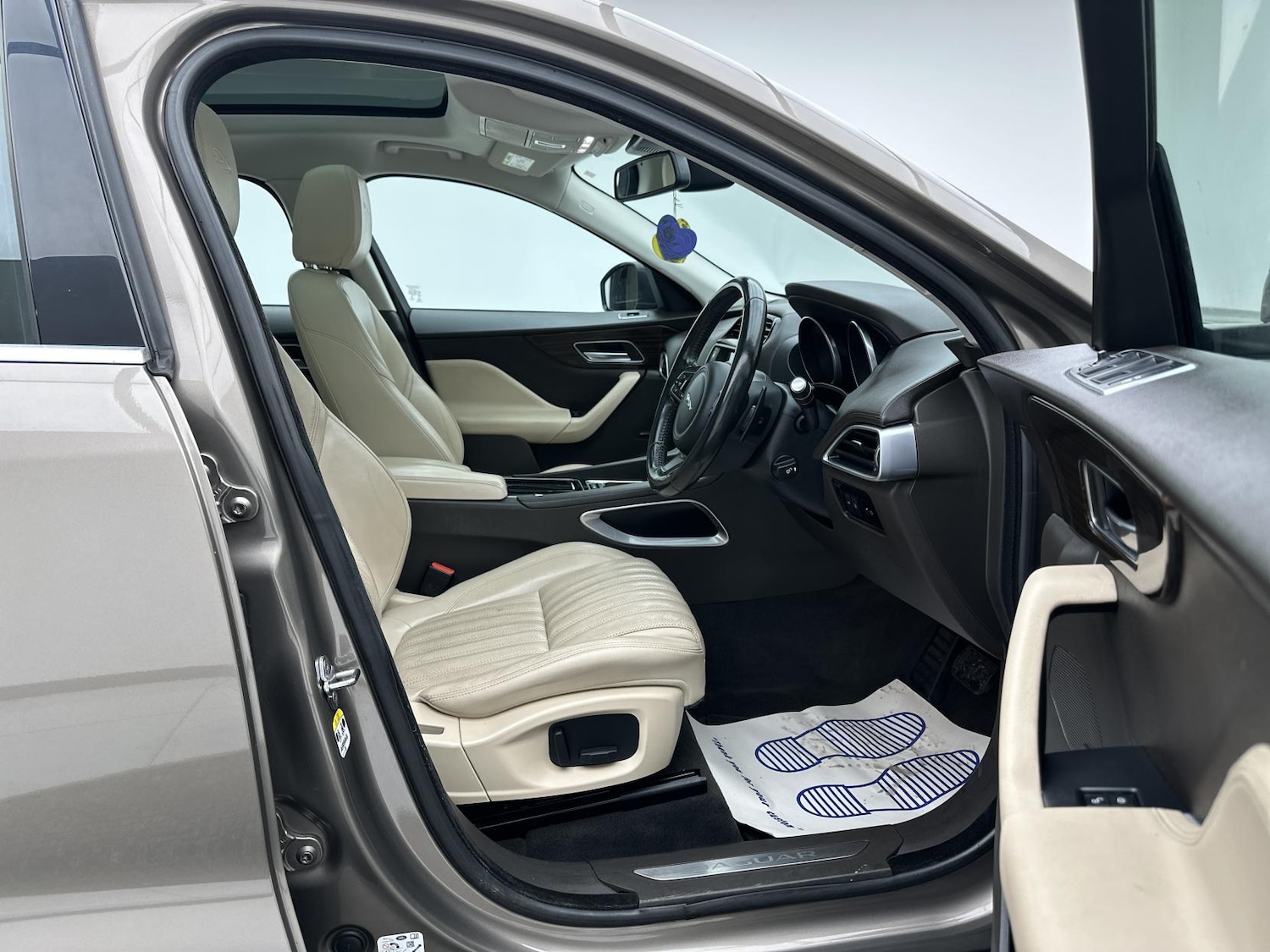 Used Jaguar F-Pace 2017 for sale - 77453773: Photo 3