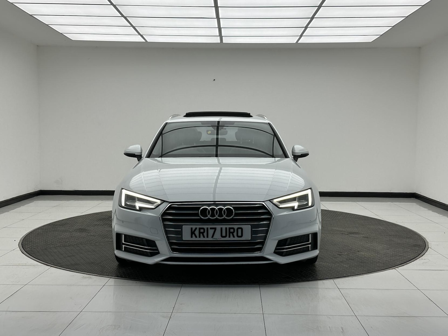 Used Audi A4 2017 for sale - 76933413: Photo 2