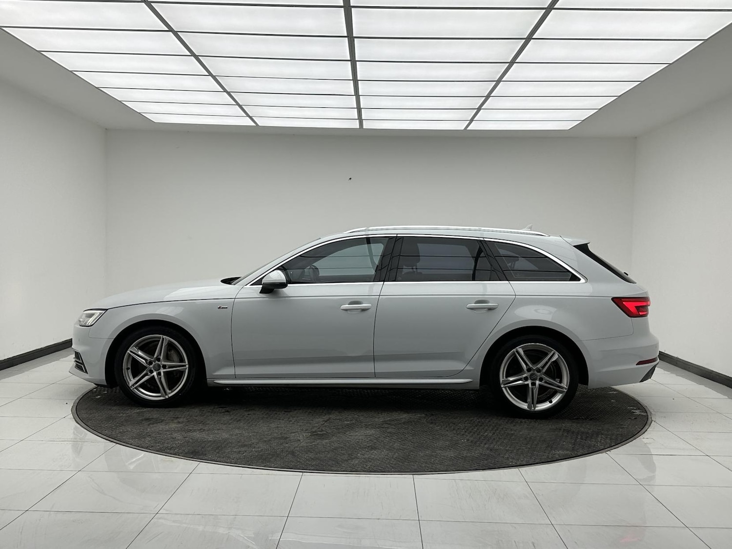 Used Audi A4 2017 for sale - 76933413: Photo 4