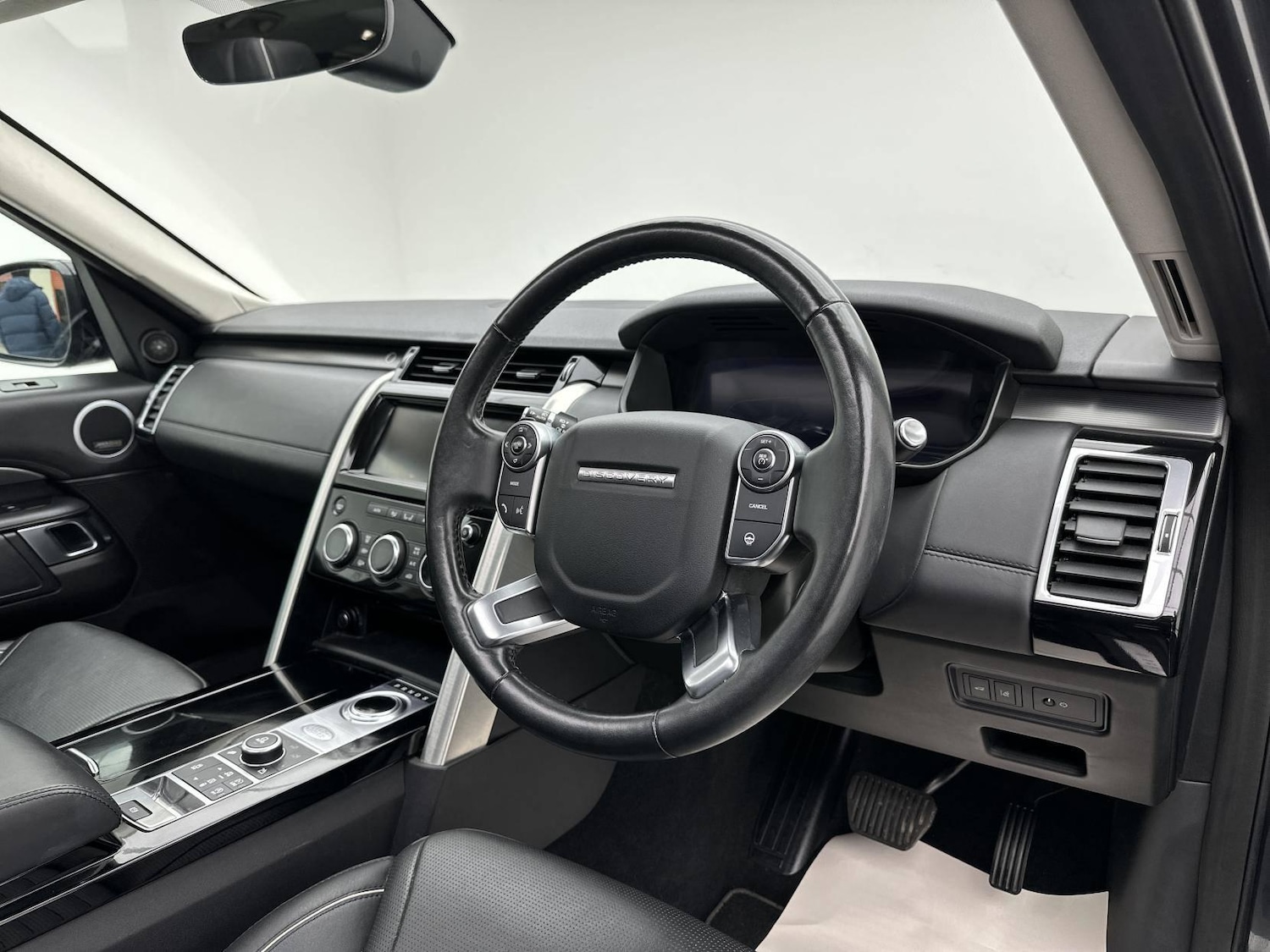 Used Land Rover Discovery 2018 for sale - 77052304: Photo 15