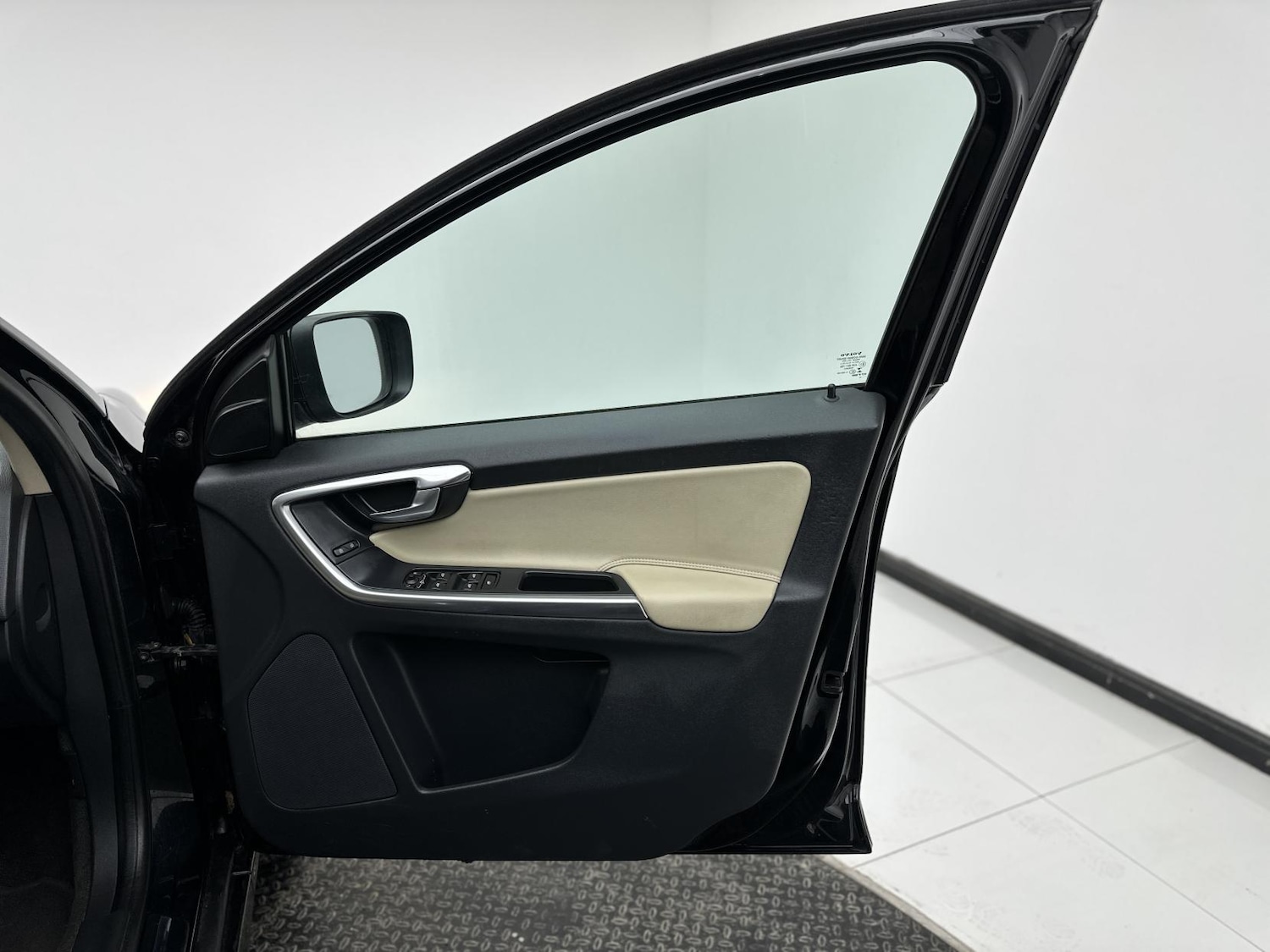 Used Volvo XC60 2014 for sale - 77063571: Photo 17