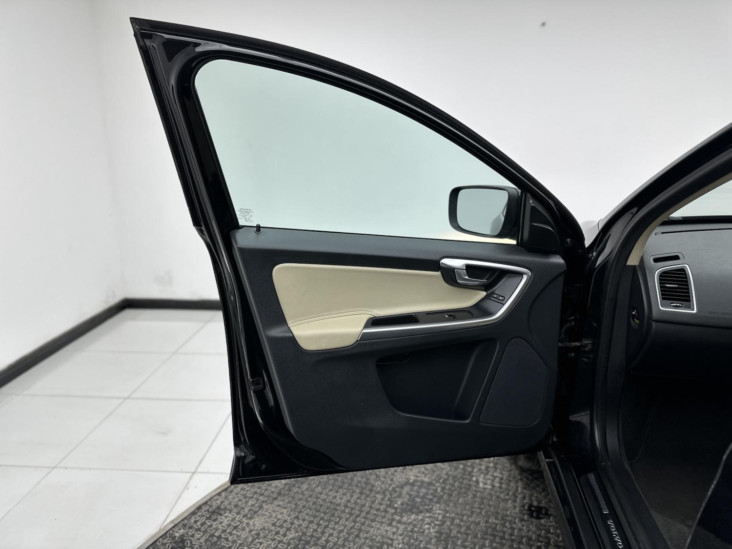 Used Volvo XC60 2014 for sale - 77063571: Photo 28