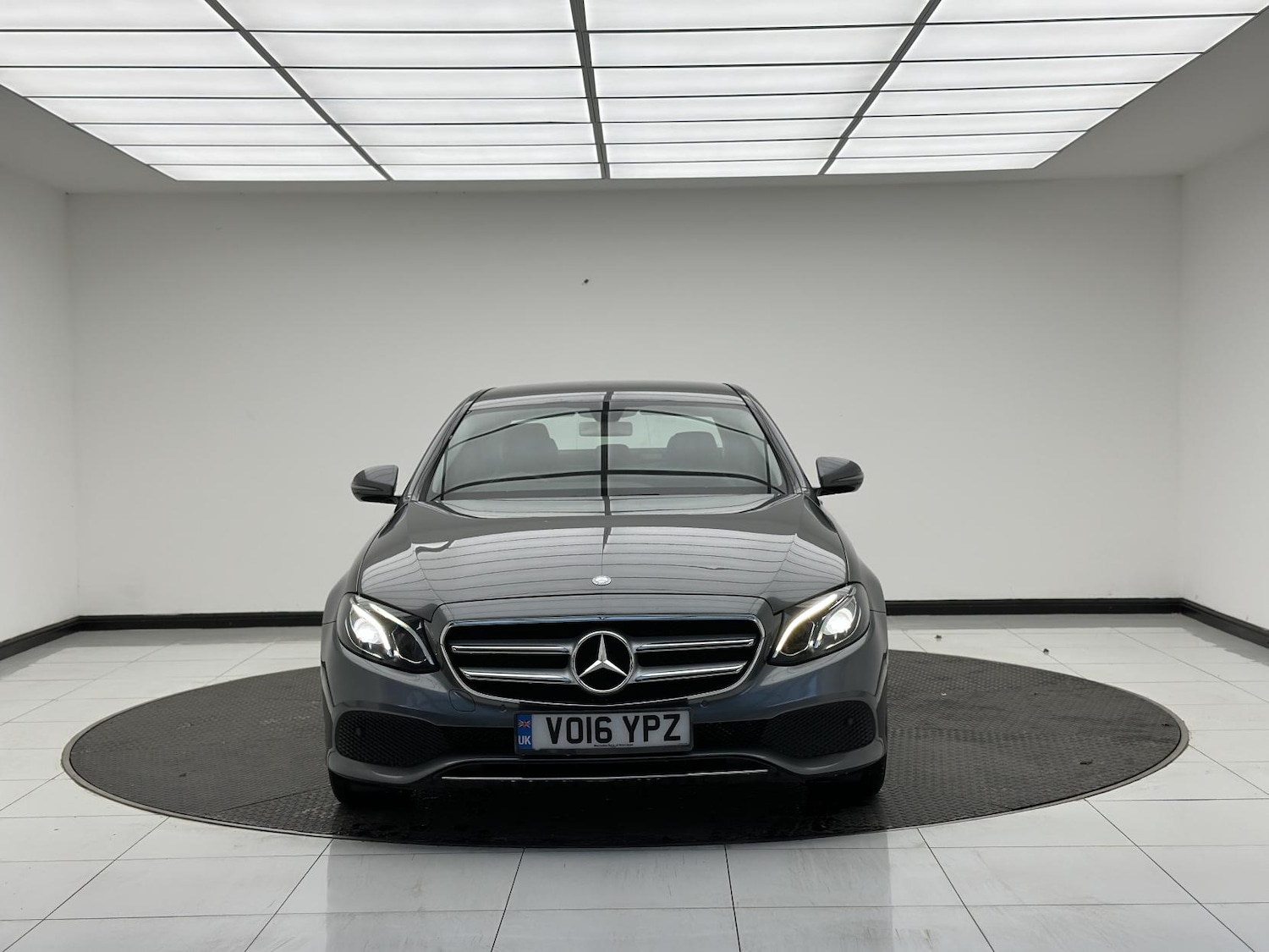 Used Mercedes-Benz E Class 2016 for sale - 76609302: Photo 2