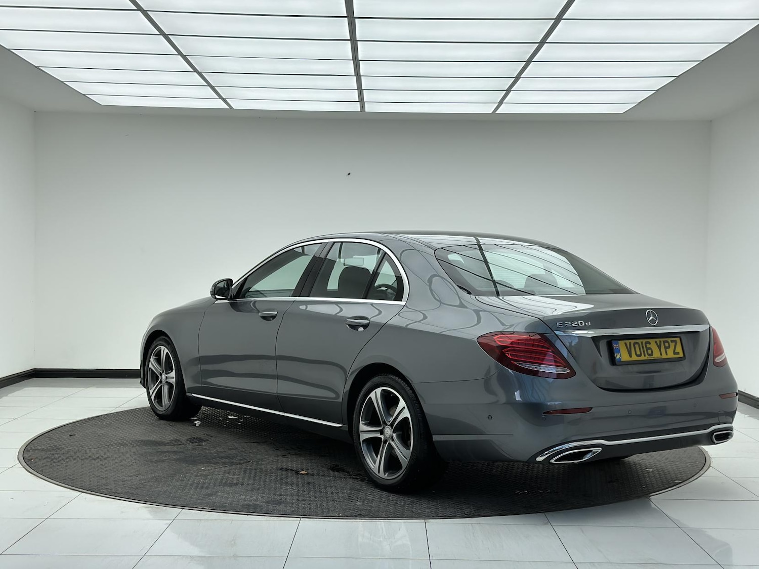 Used Mercedes-Benz E Class 2016 for sale - 76609302: Photo 5