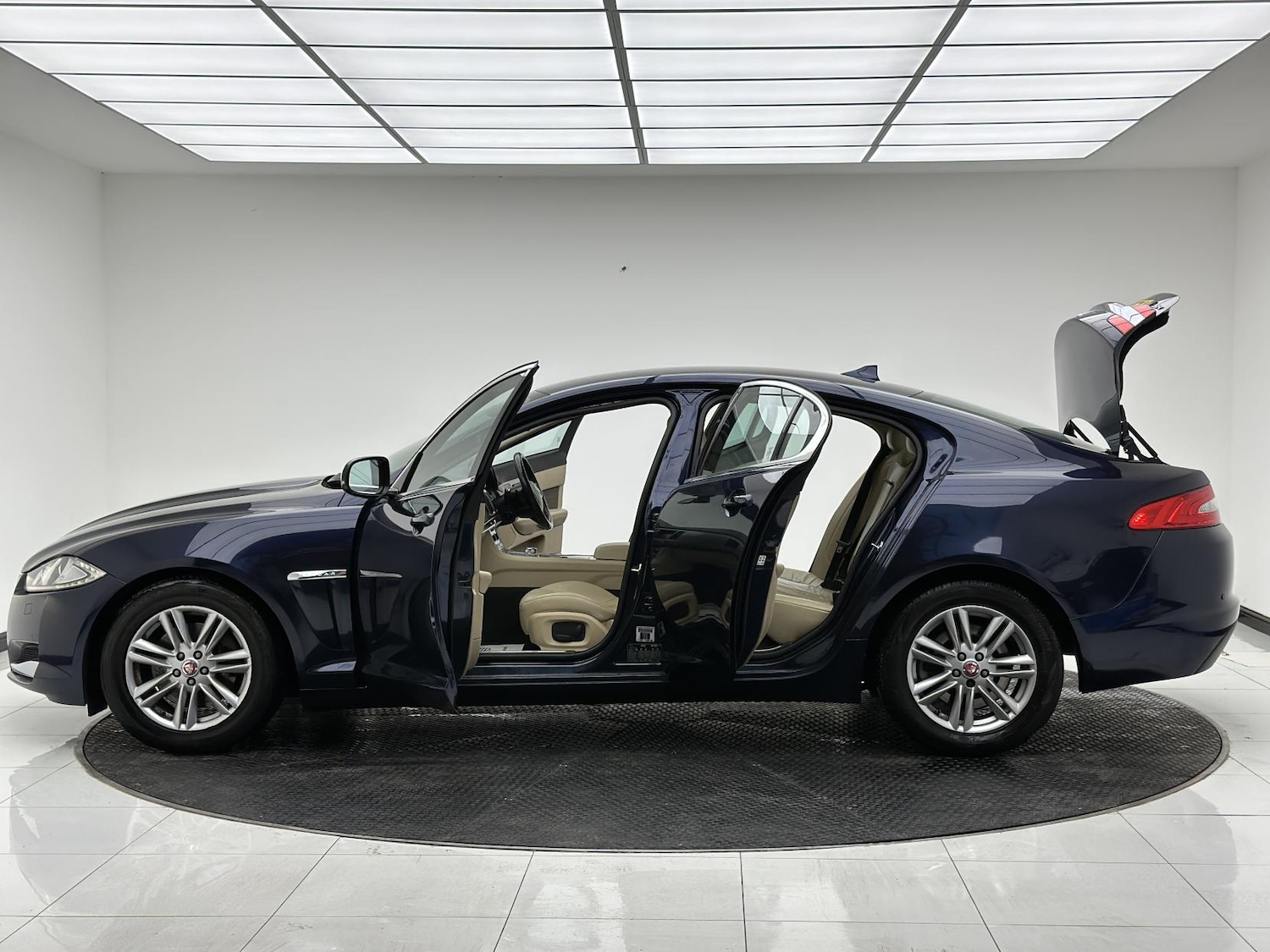 Used Jaguar XF 2014 for sale - 76375744: Photo 10