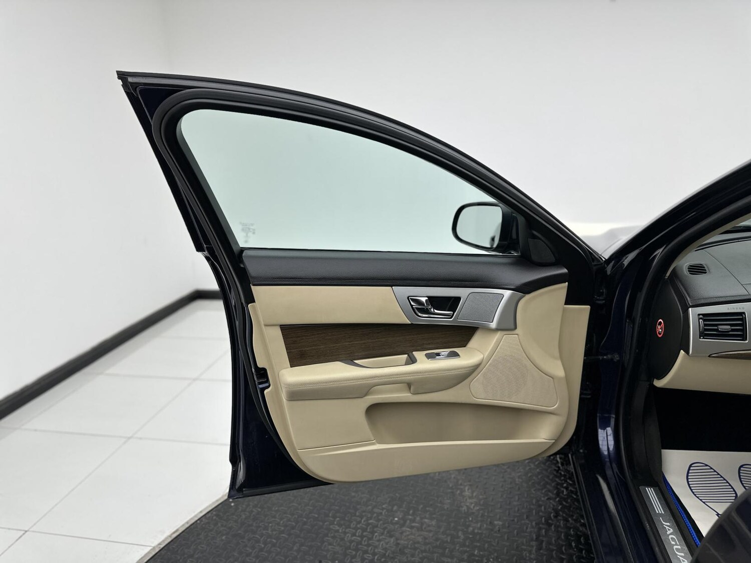 Used Jaguar XF 2014 for sale - 76375744: Photo 31