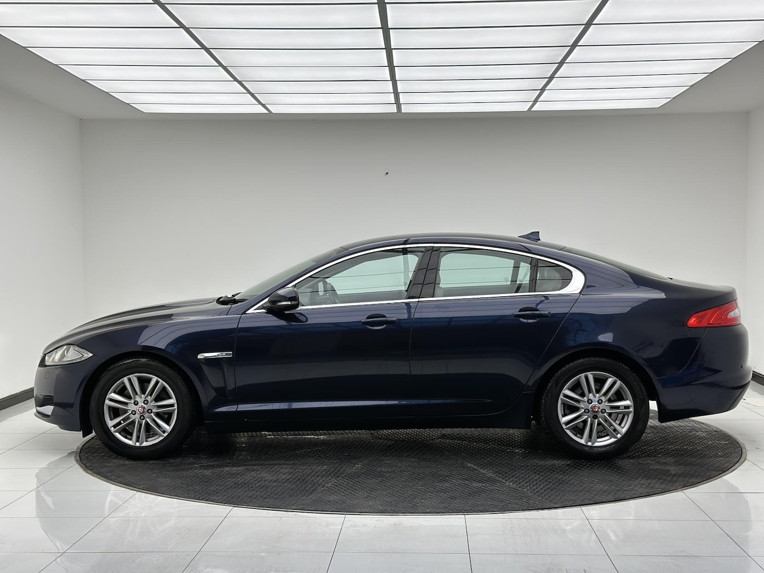 Used Jaguar XF 2014 for sale - 76375744: Photo 4