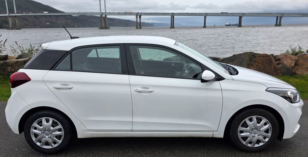 Used Hyundai i20 2018 for sale - 76670621: Photo 2