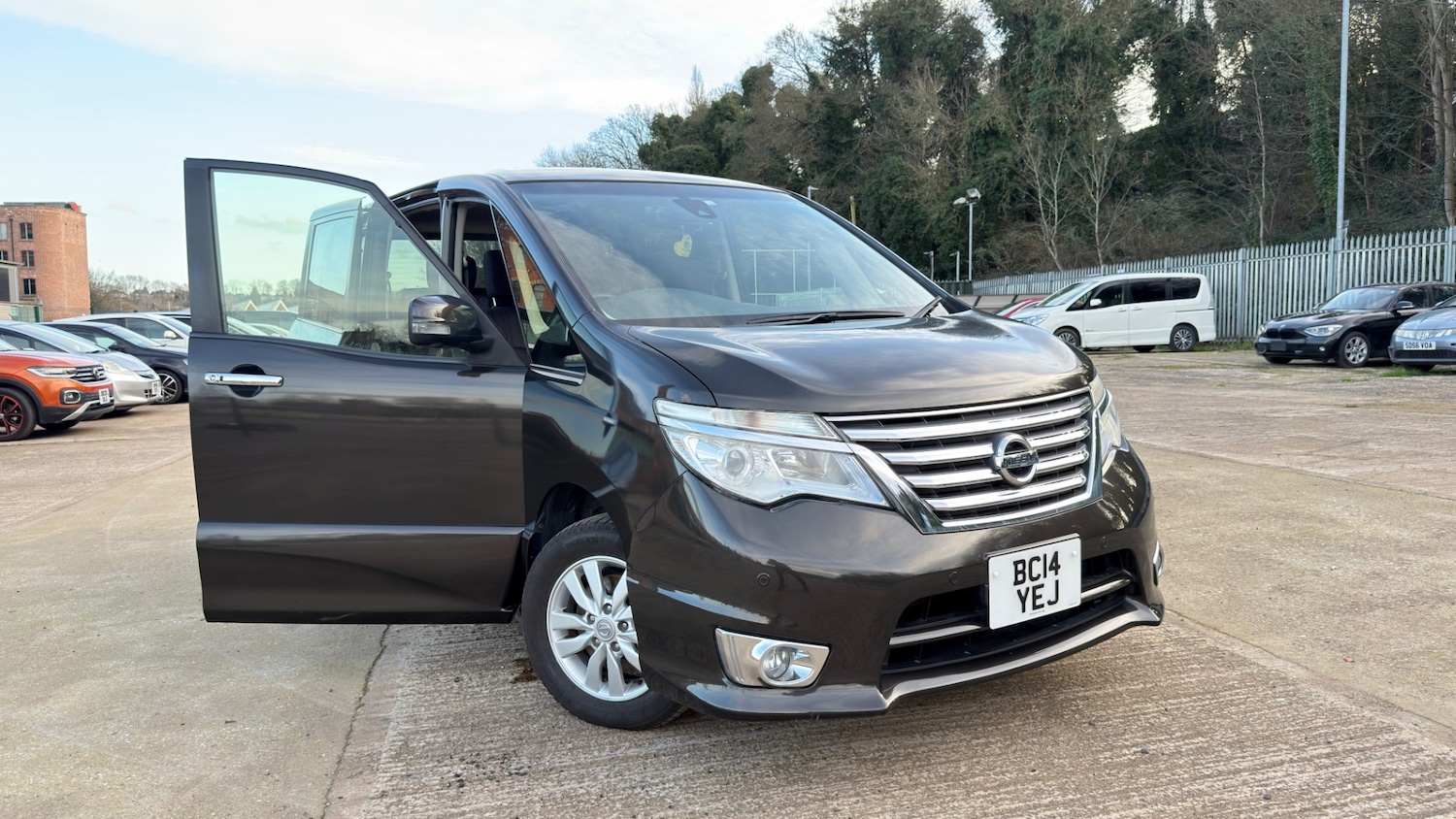 Used Nissan Serena 2014 for sale - 77992060: Photo 1