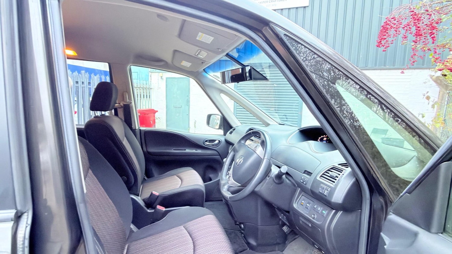 Used Nissan Serena 2025 for sale - 76969792: Photo 16