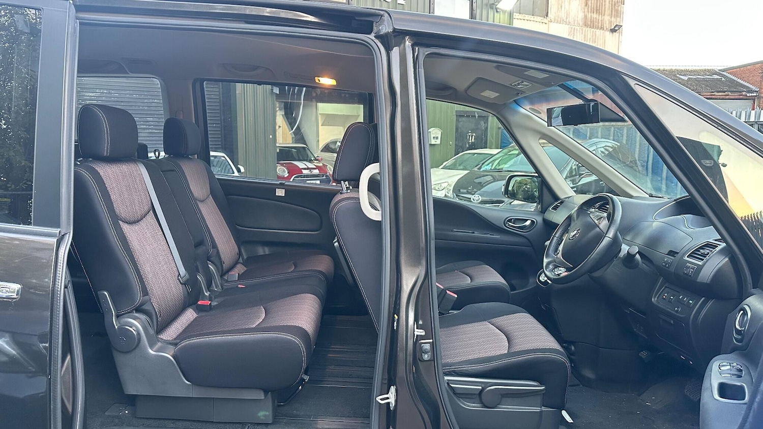 Used Nissan Serena 2025 for sale - 76969792: Photo 38