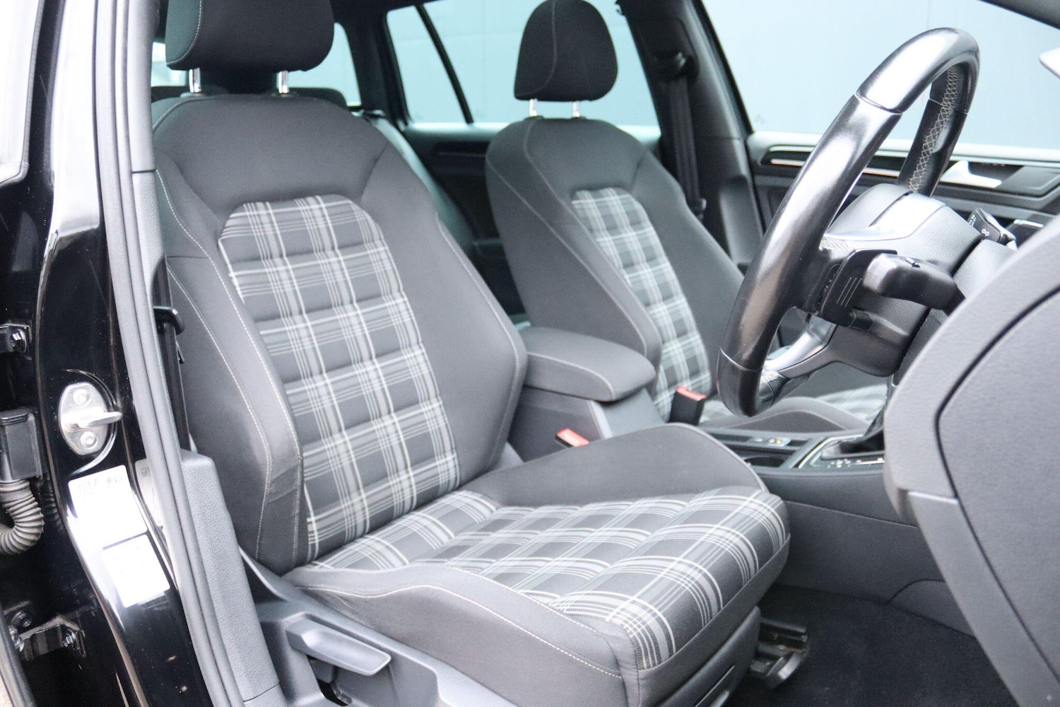 Used Volkswagen Golf 2016 for sale - 77090904: Photo 20