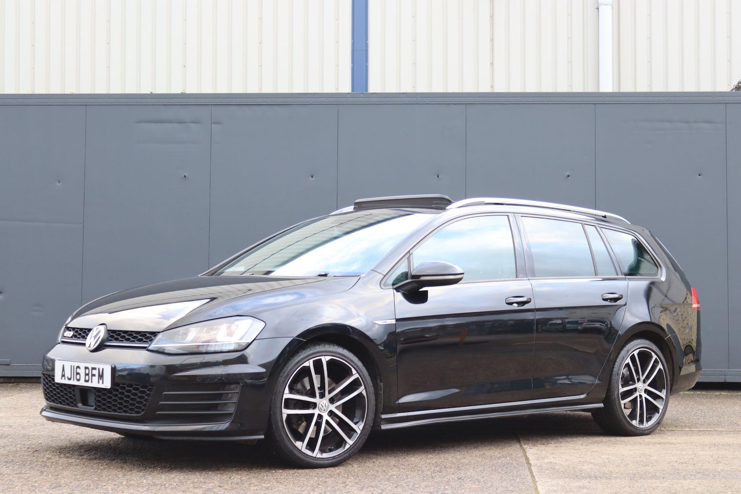 Used Volkswagen Golf 2016 for sale - 77090904: Photo 32