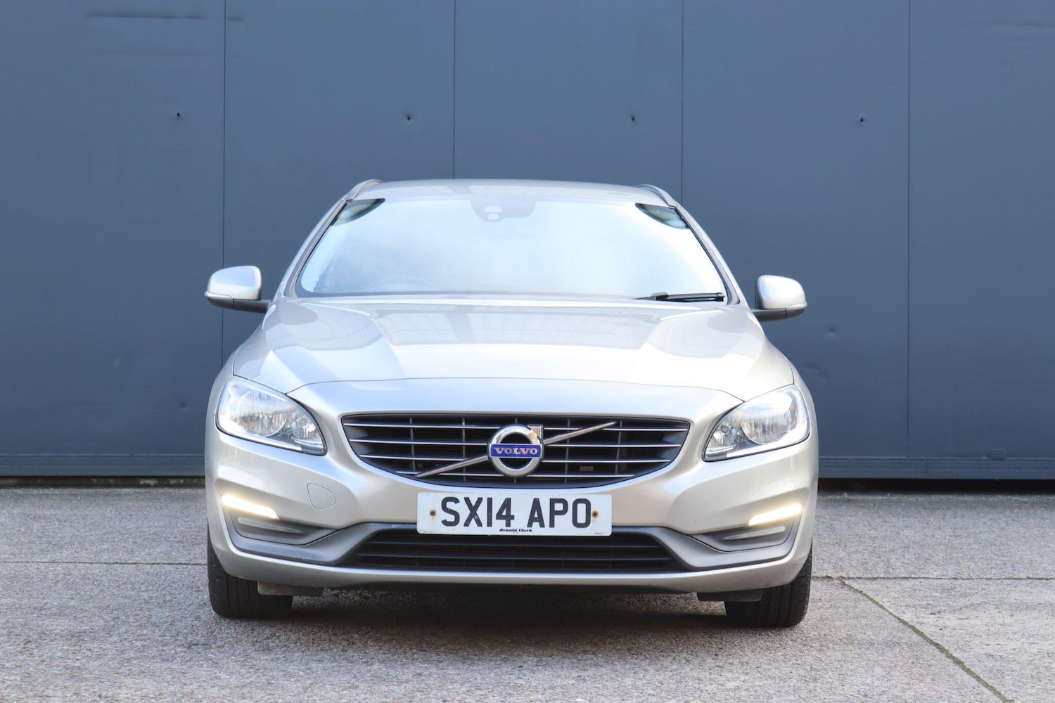 Used Volvo V60 2014 for sale - 77637641: Photo 2